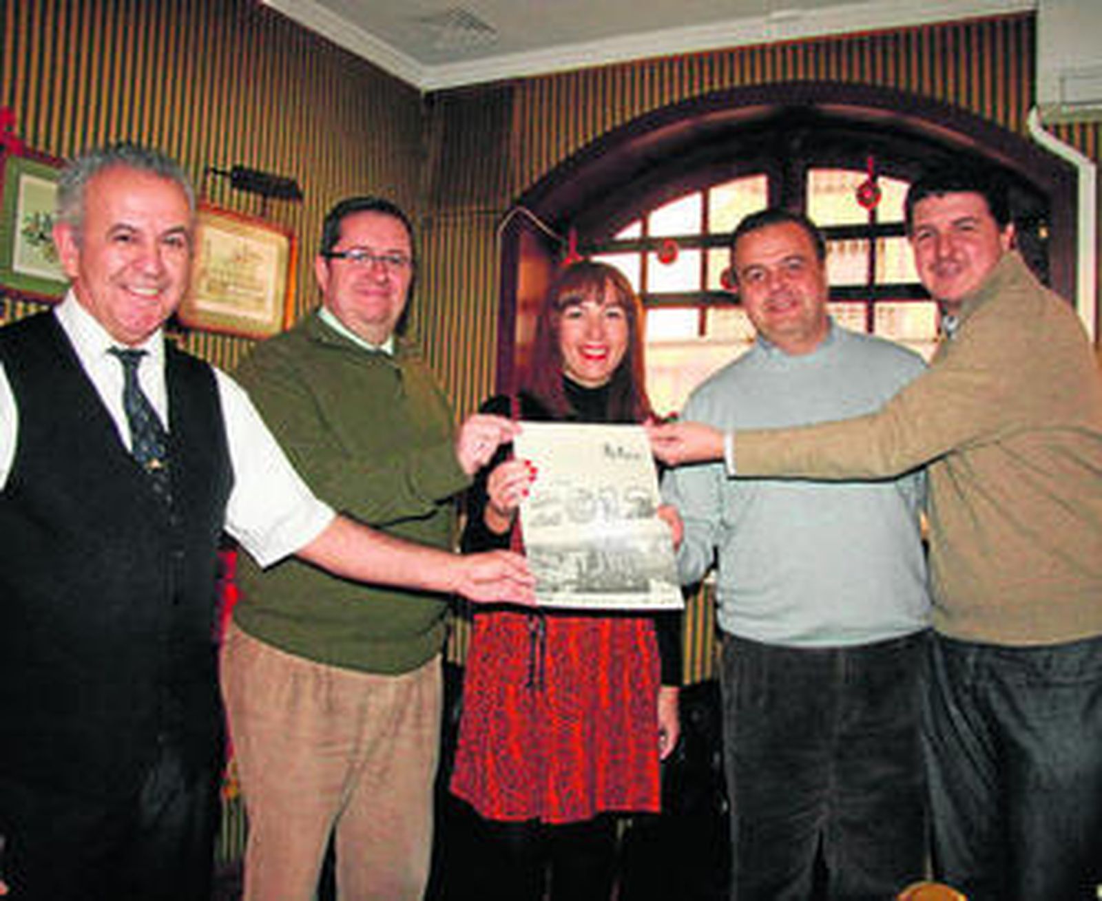El calendario solidario a beneficio de Apadeni se presentó en la cafetería Milord.
