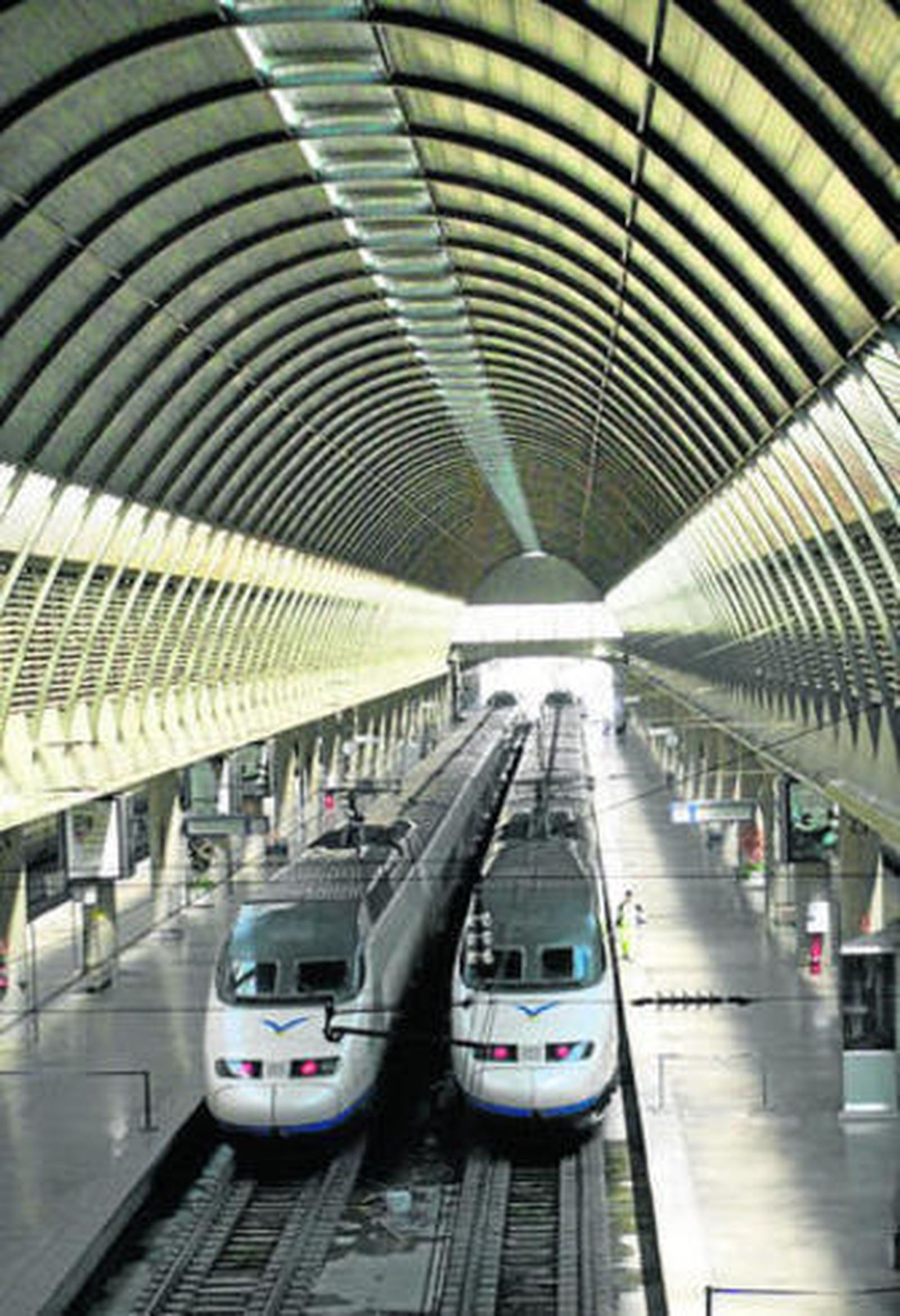 Dos trenes AVE en la estación de Santa Justa de Sevilla.