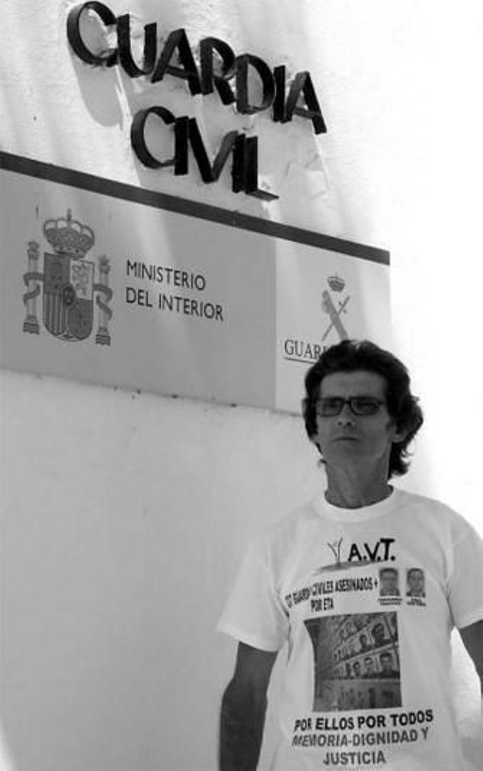 Francisco Mateos, en la entrada del cuartel de la Guardia Civil de Vejer.