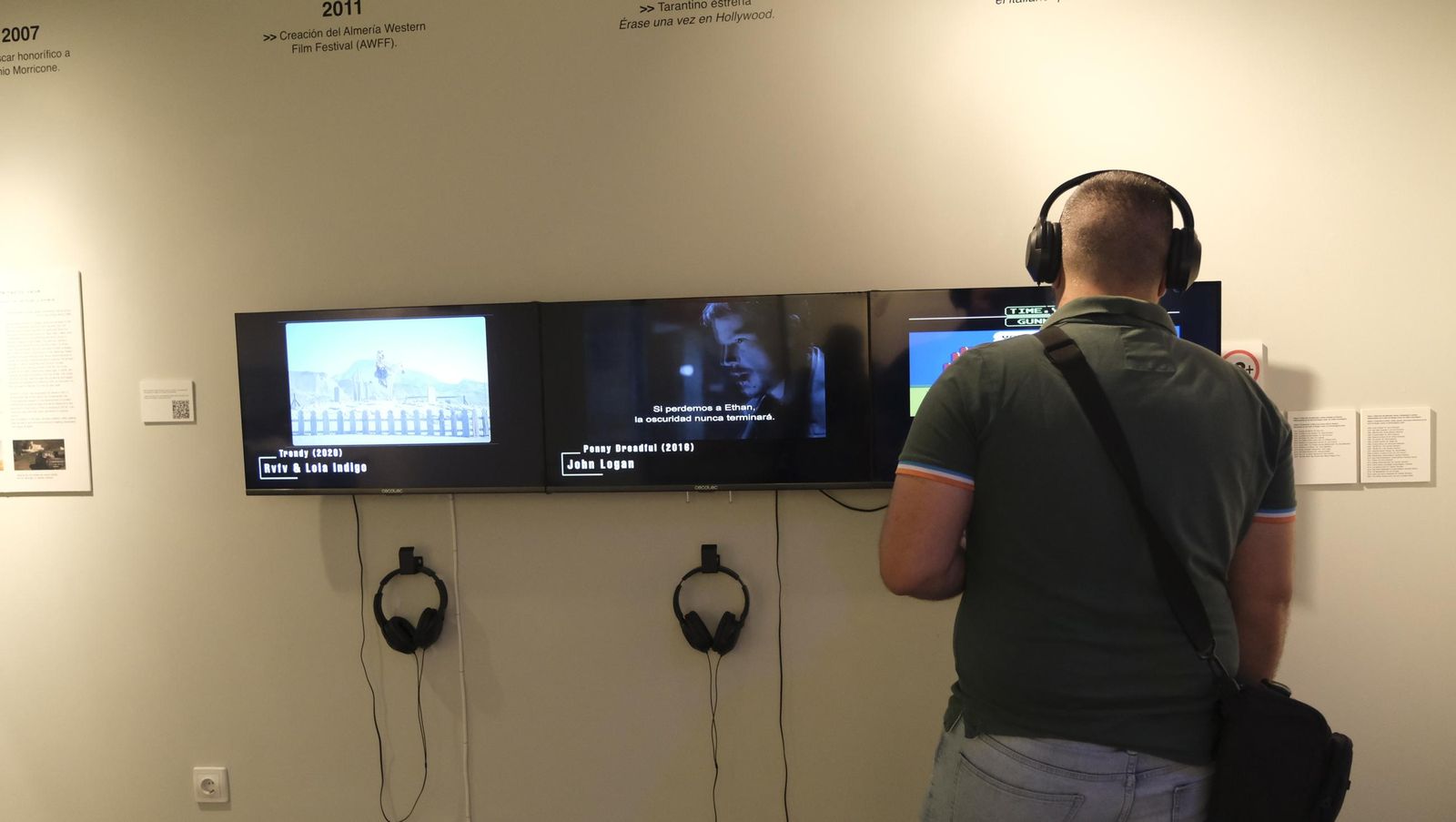 Inauguración de la exposición 'Revolución Leone' en la Casa del Cine de Almería, en imágenes
