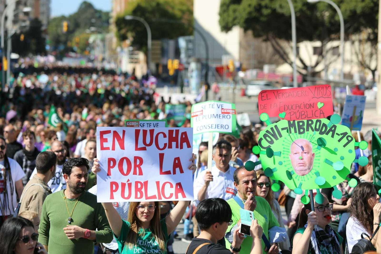 Imagen de varias pancartas durante la manifestación.
