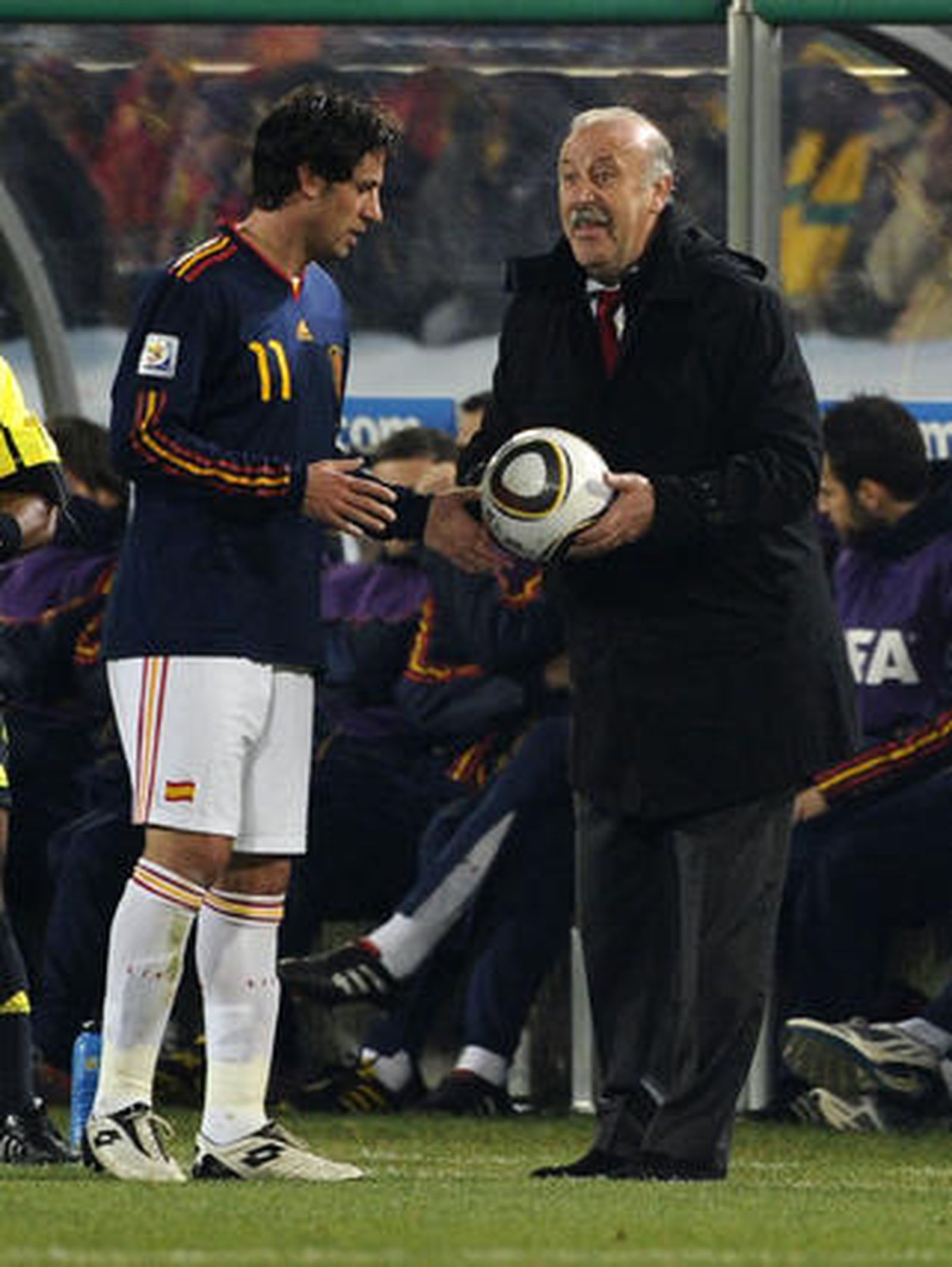 Del Bosque da instrucciones a Capdevila. / Reportaje gráfico: EFE, Reuters, AFP.