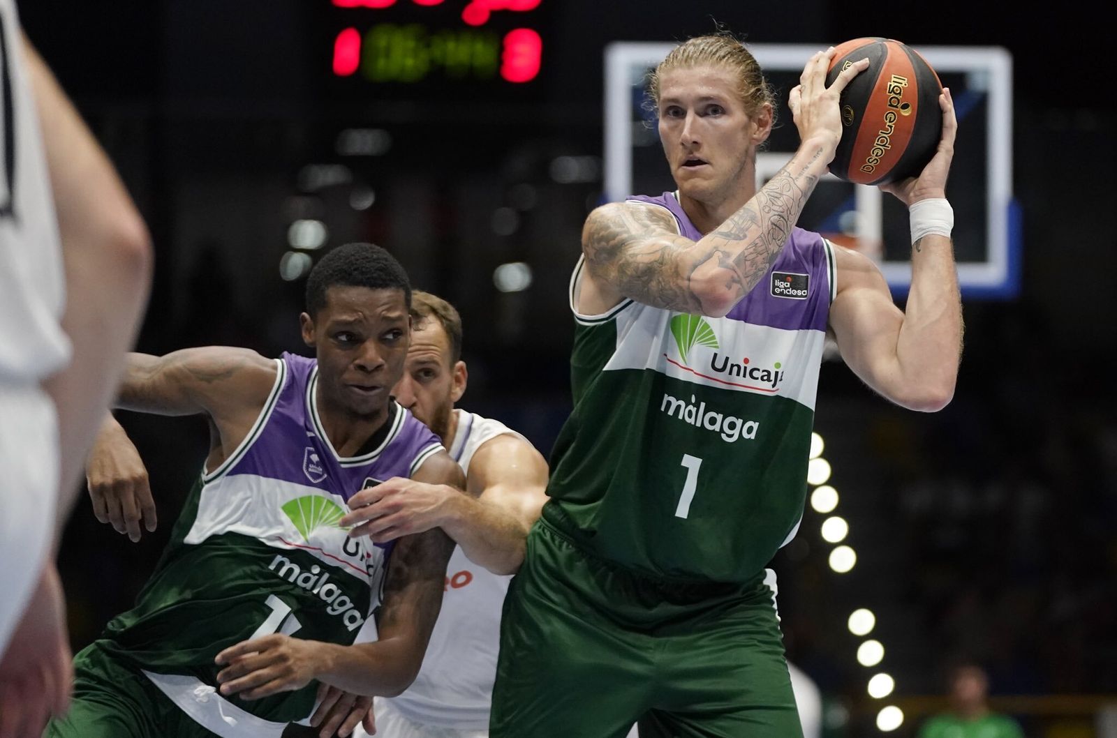 Osetkowski y Carter, durante el encuentro de pretemporada ante el Real Madrid.