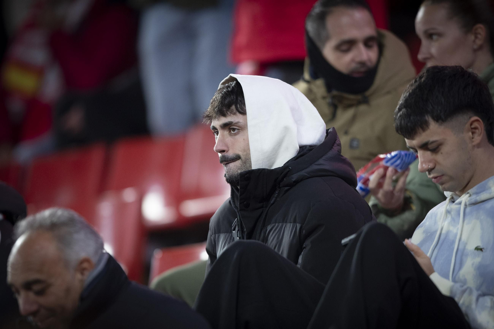 Encuéntrate en la grada durante el Granada CF-AD Ceuta