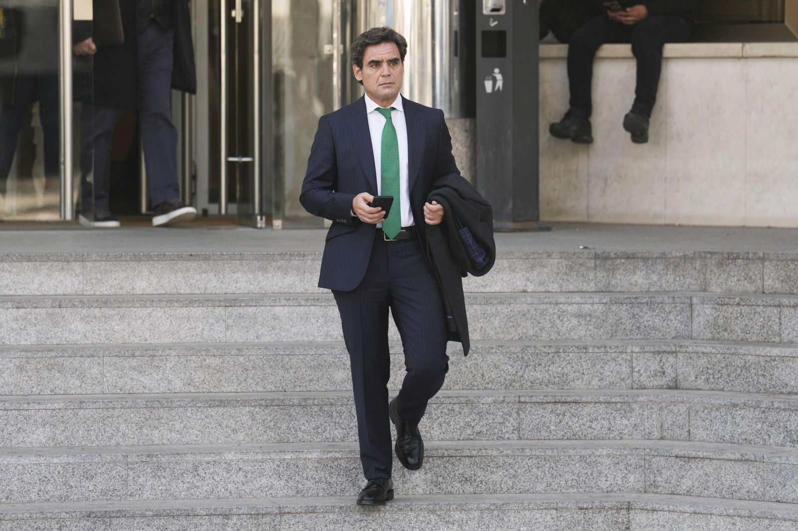 El juez Peinado imputa a Juan José Güemes en el caso Begoña Gómez