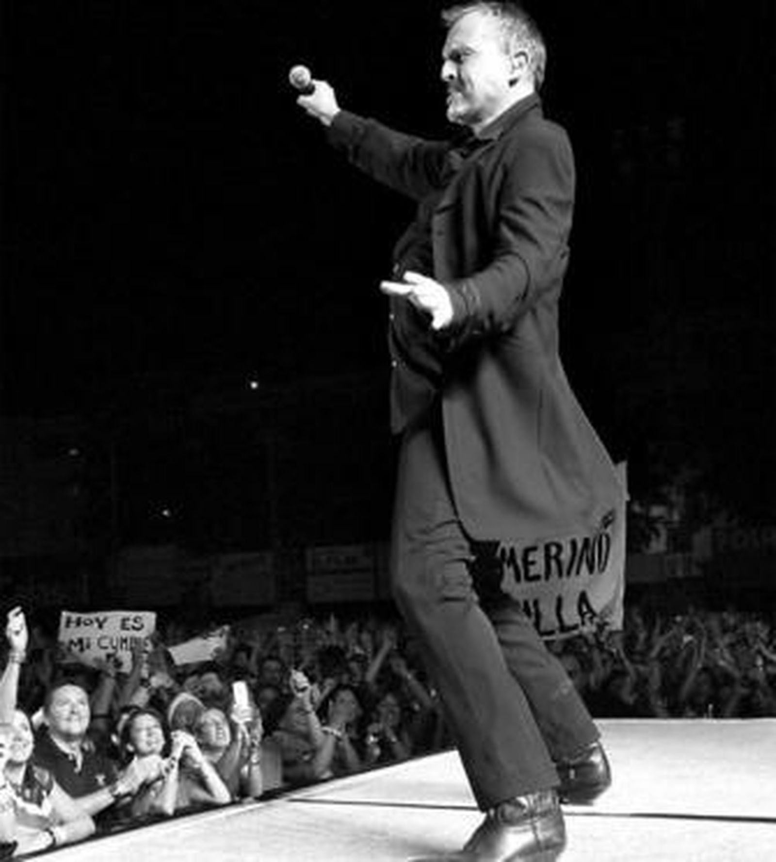 Un contoneo muy particular de Miguel Bosé durante su concierto de Chiclana