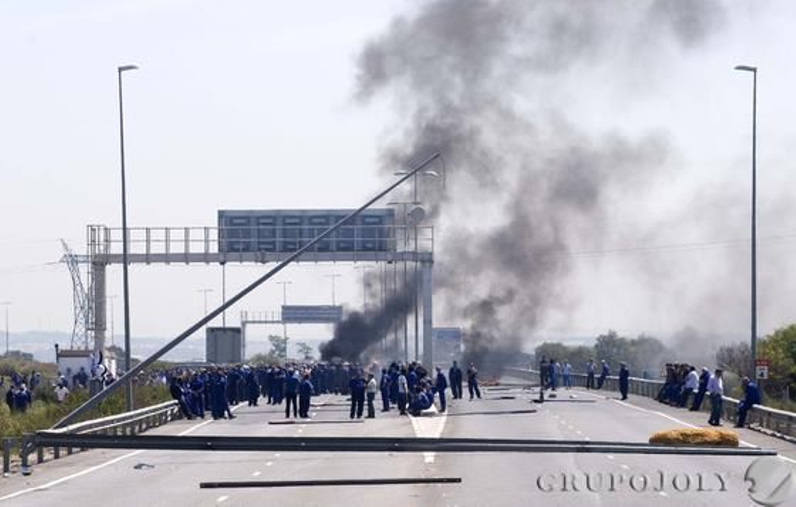 Los trabajadores de Navantia derribaron barreras y farolas y quemaron el pórtico de entrada al puente José León de Carranza.

Foto: Borja Benjumeda