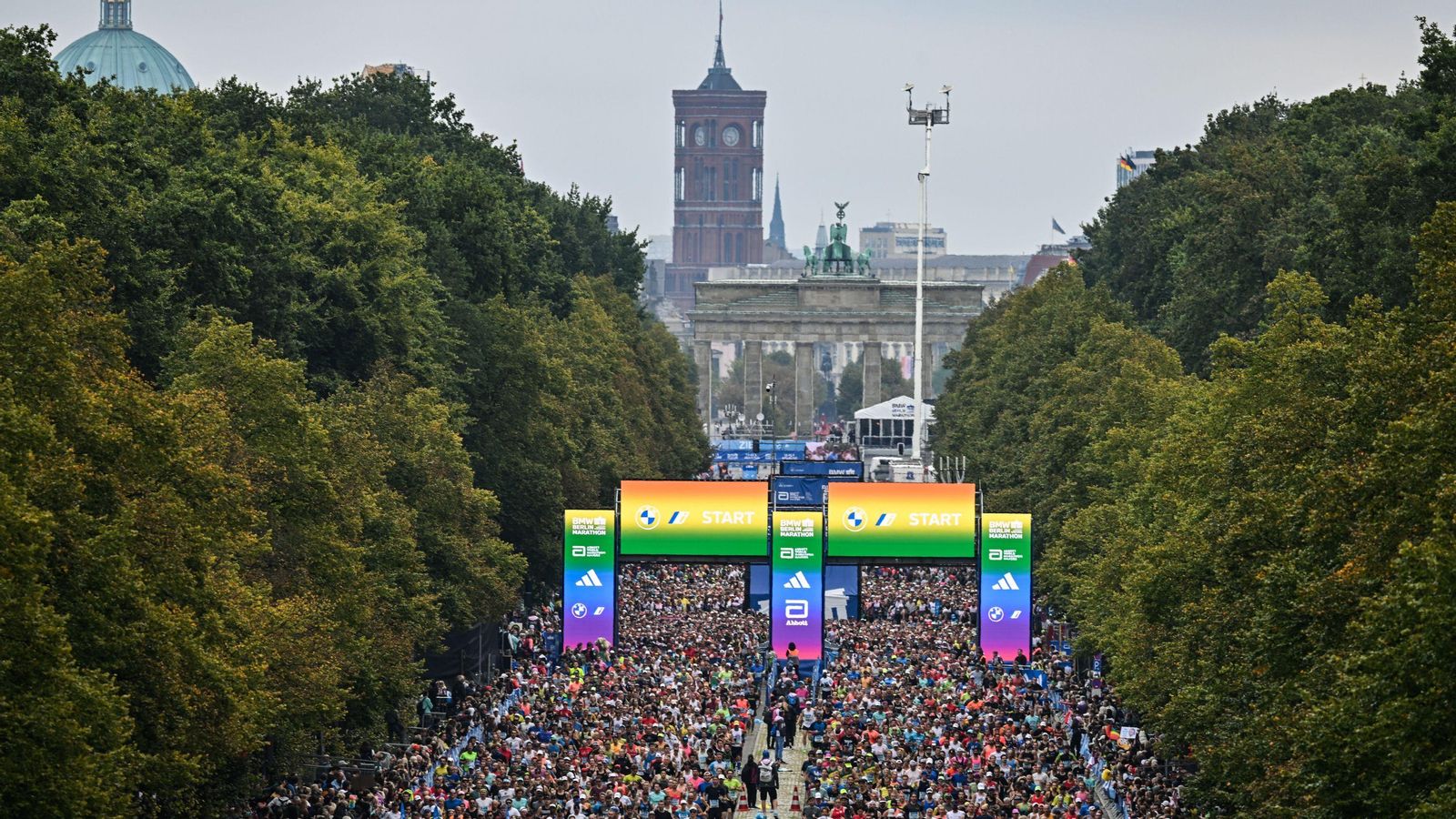 Espectacular imagen de la salida, en el Tie Garden, con la Puerta de Brandenburgo al fondo y la cúpula del Reichstag a la izquierda.