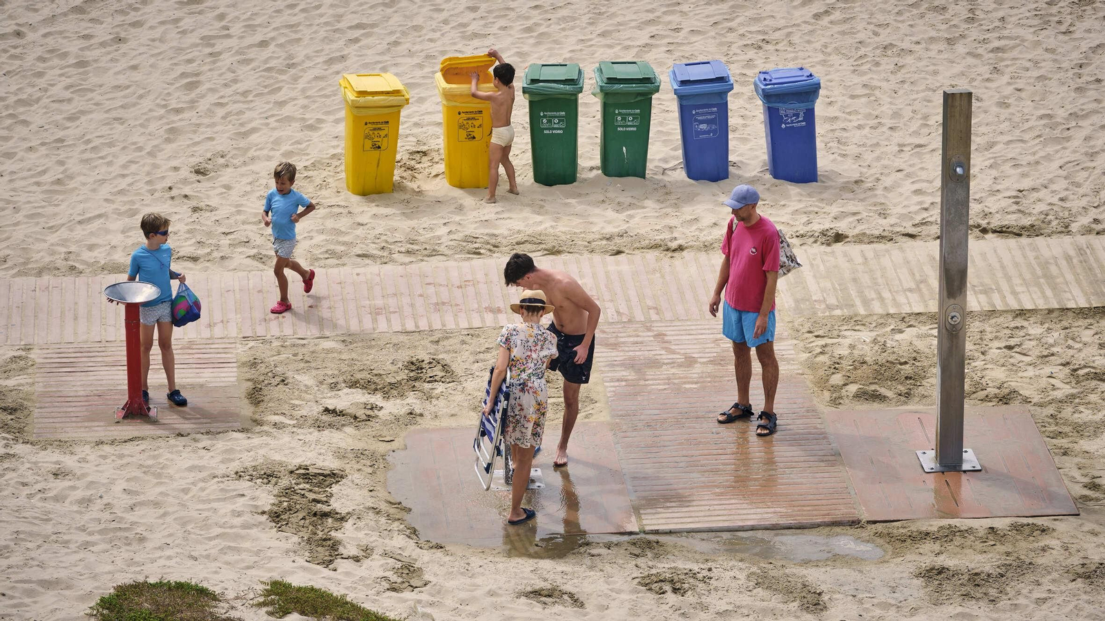 Usuarios de la playa de Cádiz, usando agua de las fuentes