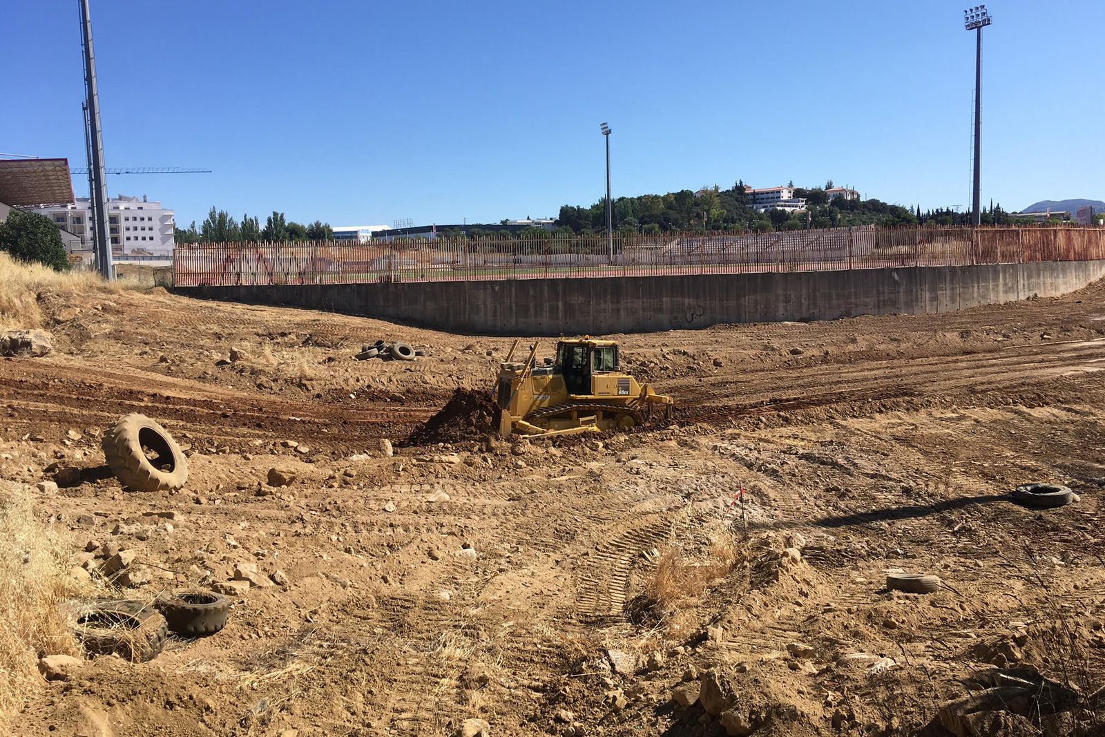 Las excavadoras ya están realizando movimientos de tierra.