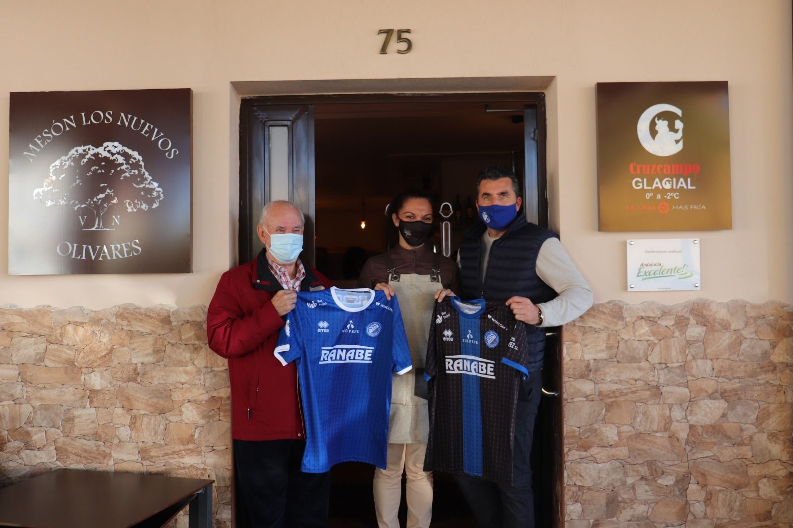 Tomás Villegas  y Edu Villegas posan junto a Raquel Garrido en el Mesón Los Nuevos Olivares.