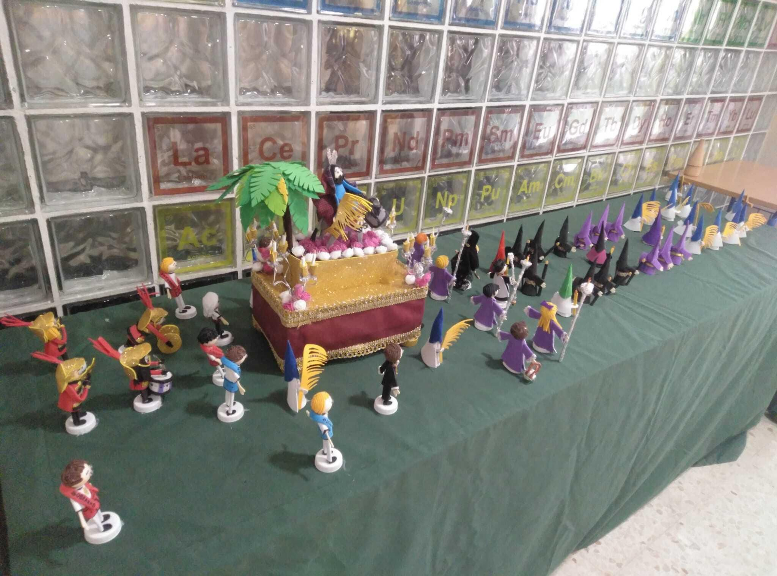 El IES Lola Flores realiza una exposición y un mercadillo solidario de Semana Santa