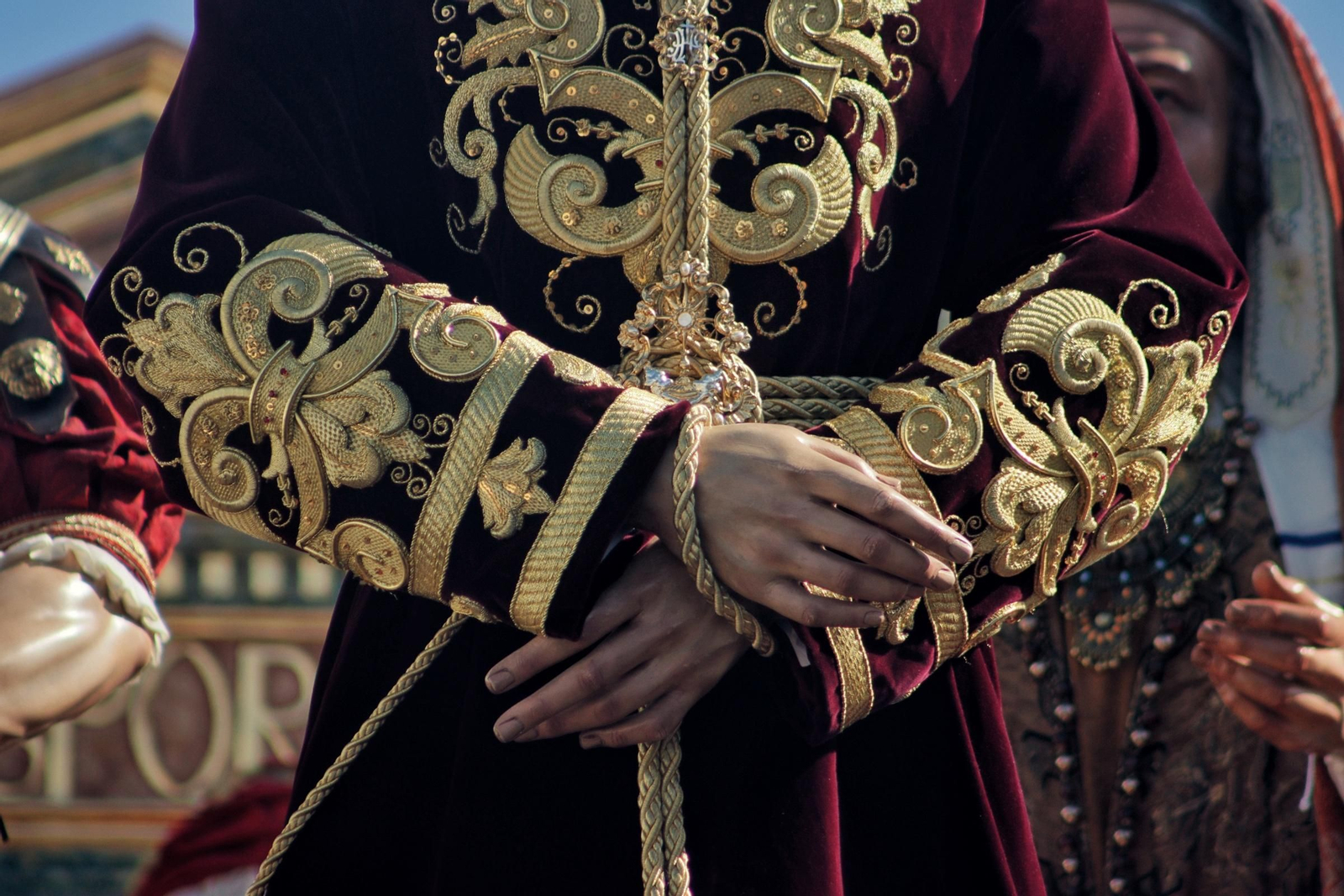 Imágenes de la salida del Amor en la Semana Santa de Chiclana 2025