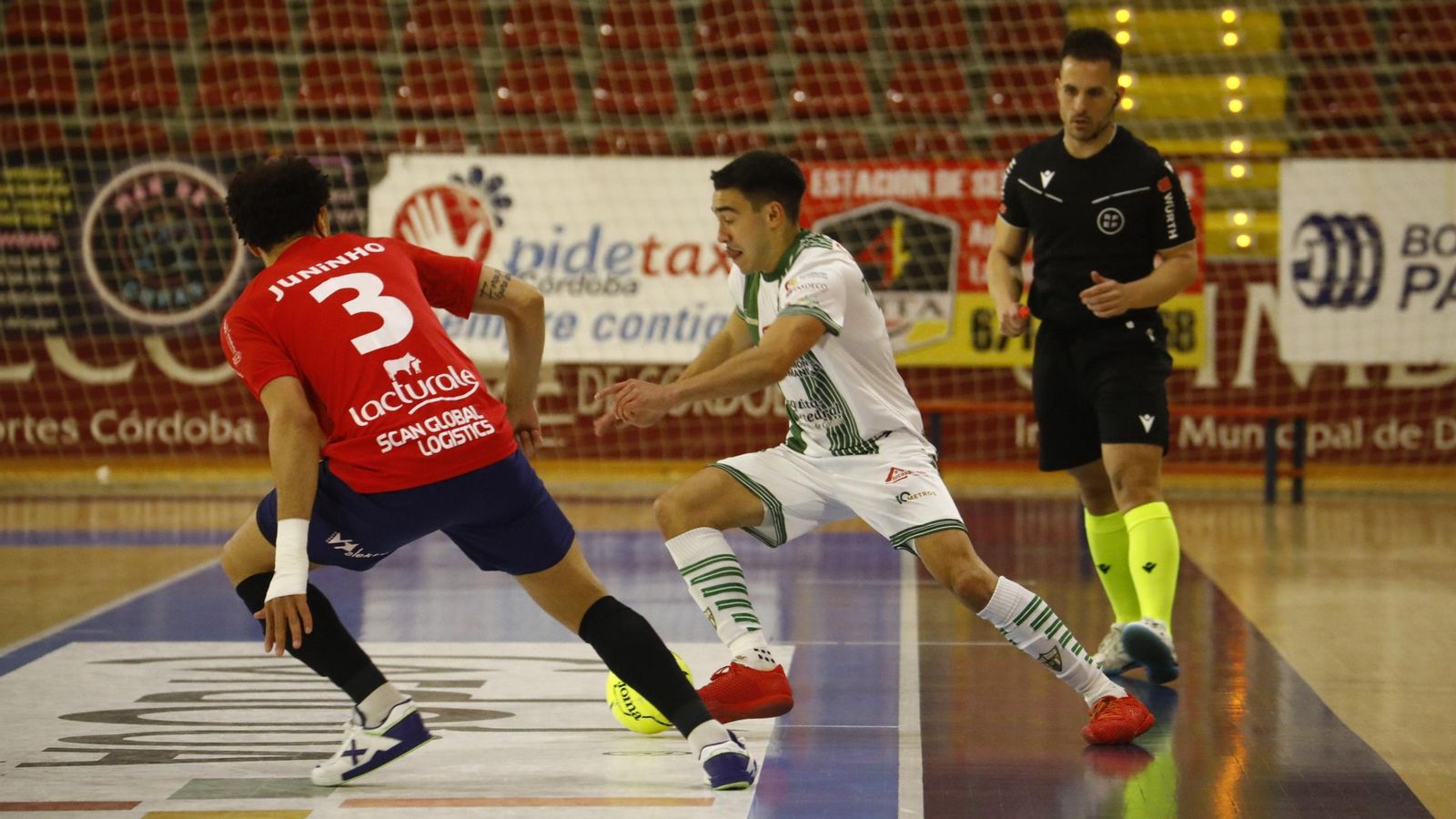 'Titi' del Rey intenta superar a un rival en un partido del Córdoba Futsal como local.