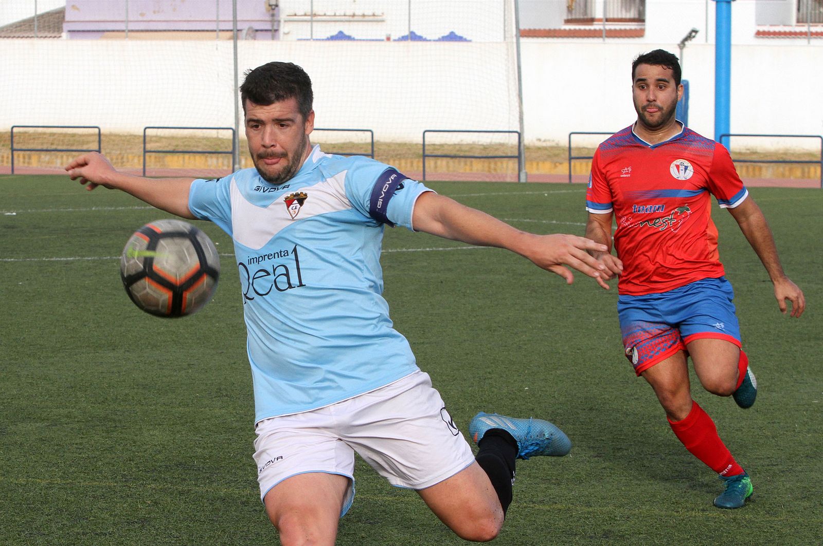 Un jugador del Ayamonte se prepara para despejar un balón.