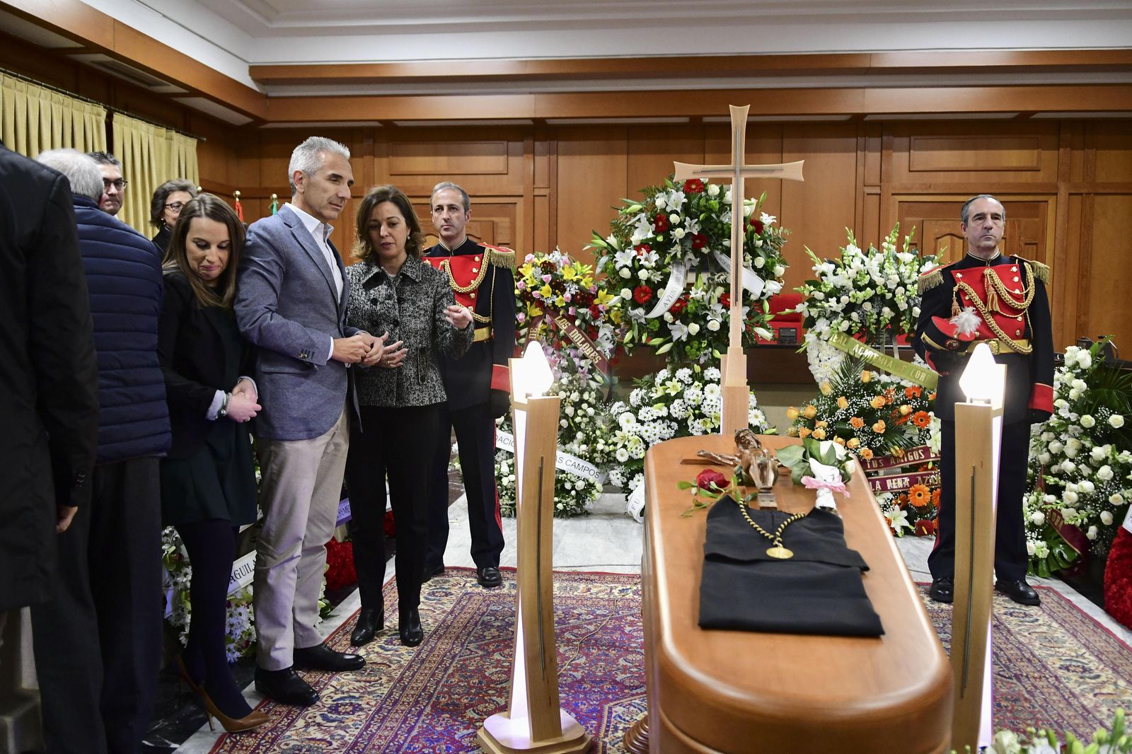 Las imágenes de la capilla ardiente de Pablo García Baena