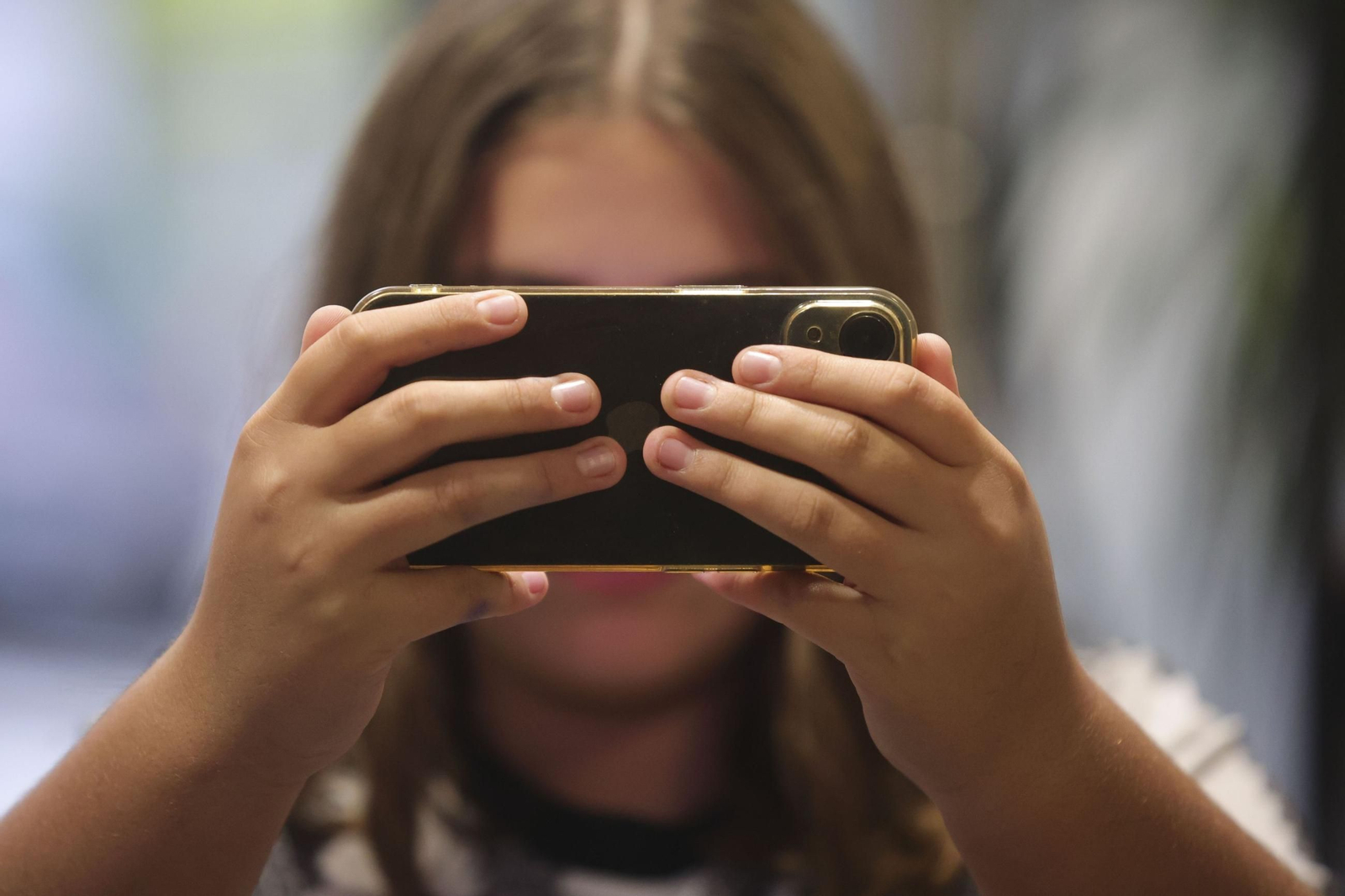 Una chica con su teléfono móvil en Salamanca.