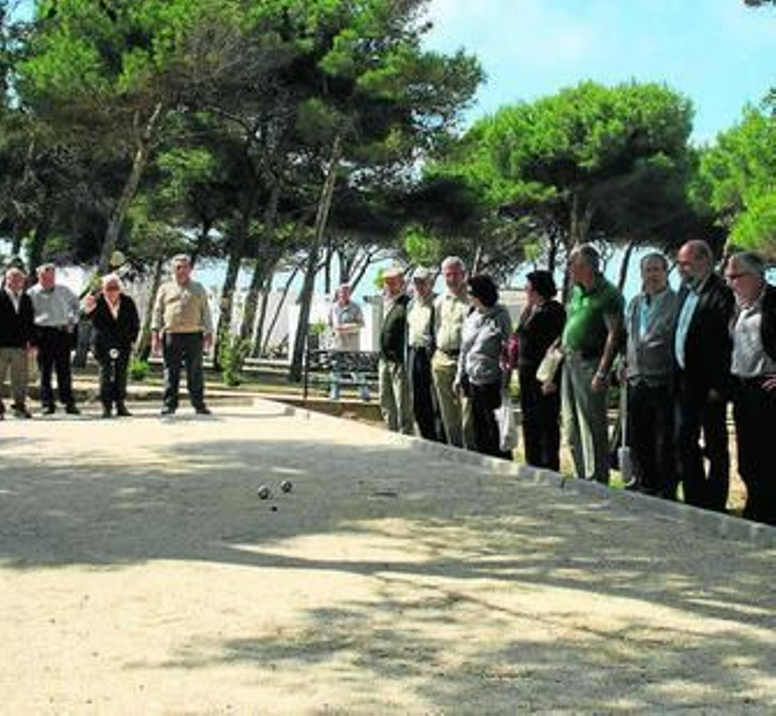 Miembros del Hogar del Pensionista prueban las nuevas instalaciones.