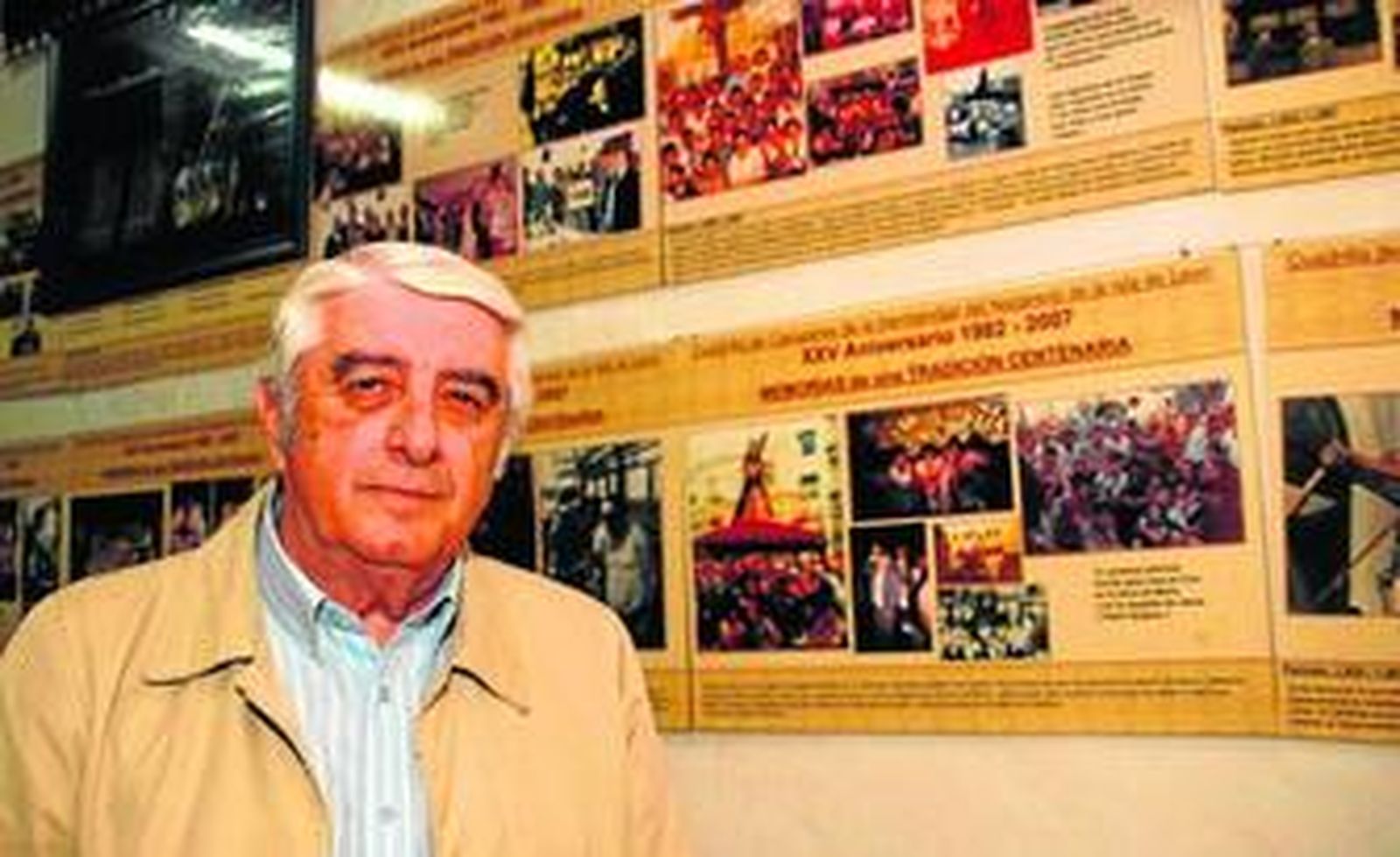 José Pérez Arellano, 'El Capi', rodeado de antiguas imágenes y fotografías de la carga isleña y el Nazareno.