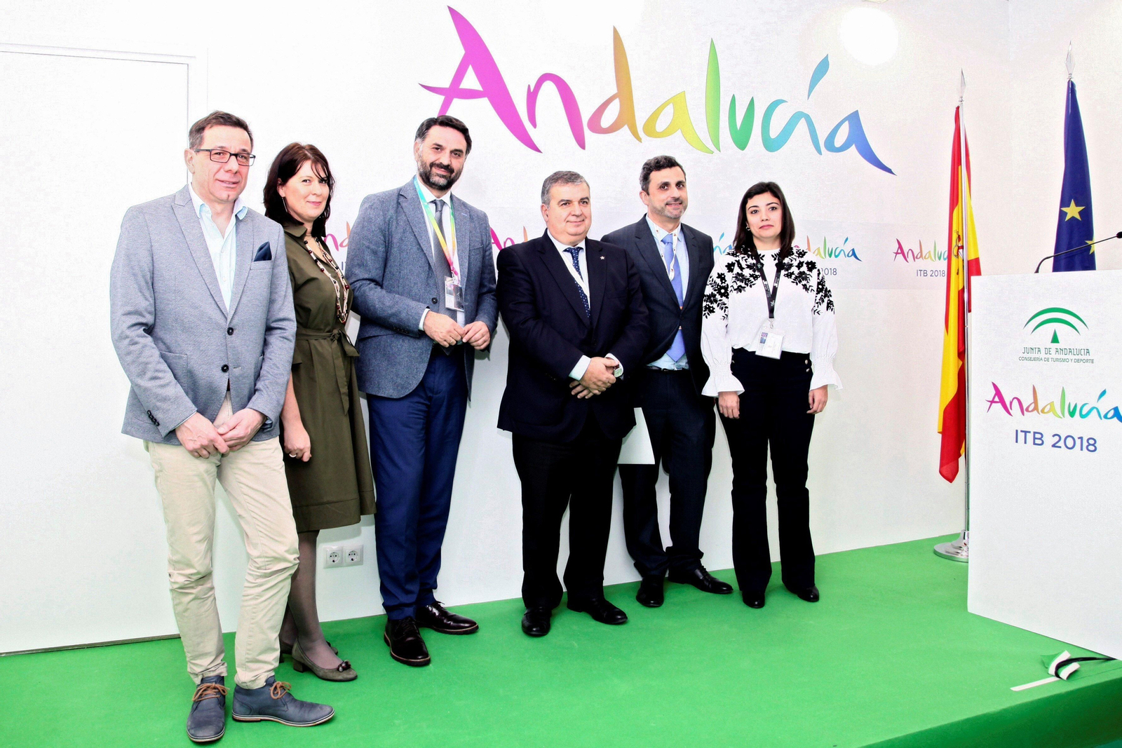 Directivos de Thomas Cook, Iberostar, Patronato de Turismo de Cádiz y Turespaña, ayer junto al consejero de Turismo y Deporte.