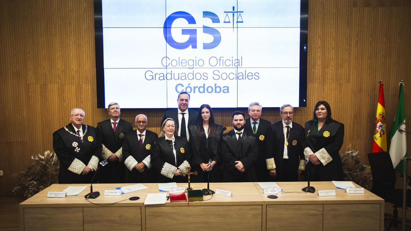 7 Las autoridades judiciales, los representantes colegiales y los nuevos graduados sociales, al término de la ceremonia celebrada. La máxima autoridad presente en el acto fue la presidenta de la Sala Social del TSJA en Sevilla, Begoña Rodríguez, representante del Poder Judicial en Andalucía Occidental.