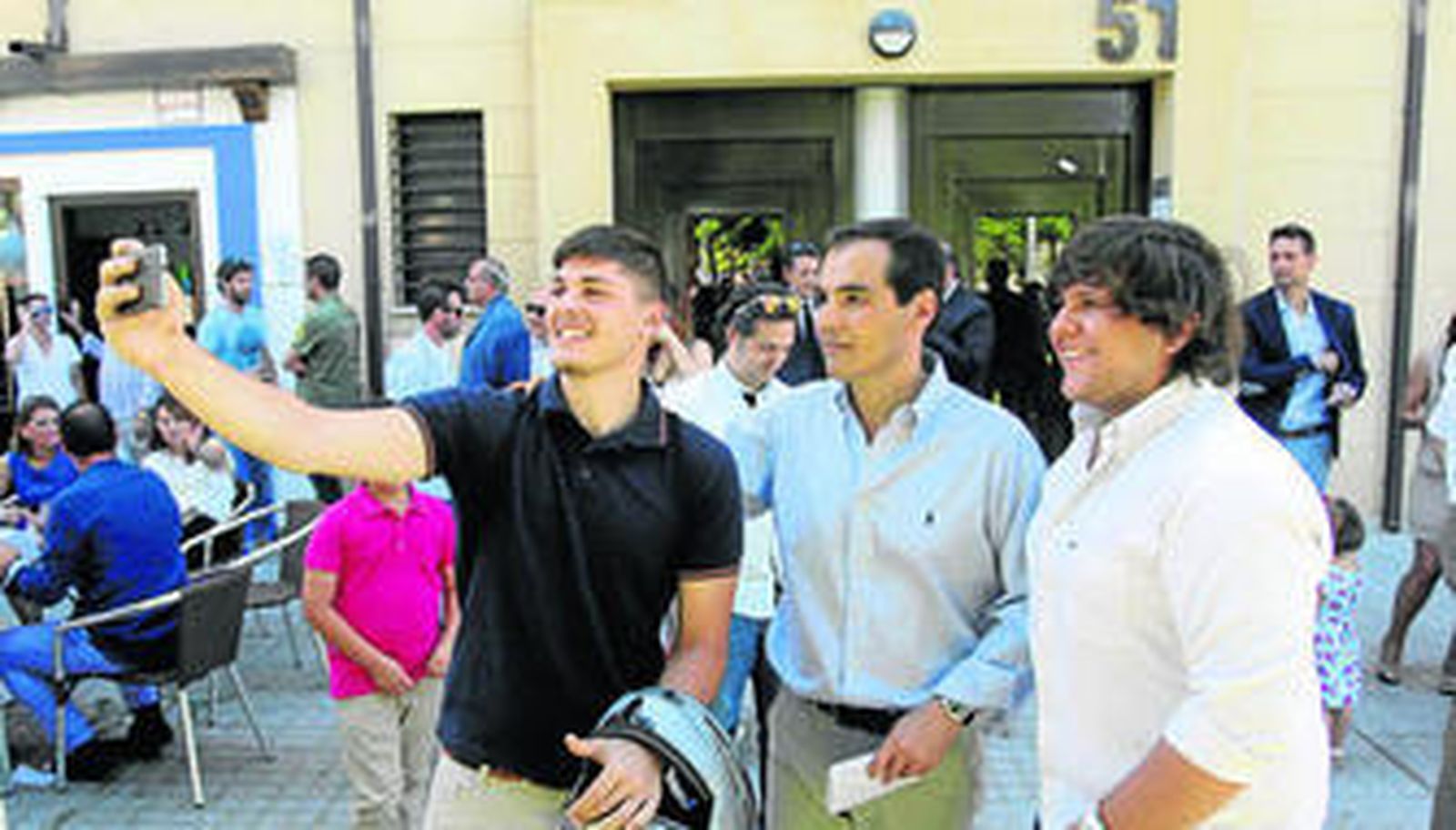 José Antonio Nieto se hace un 'selfie' con unos seguidores durante un acto de esta campaña electoral.