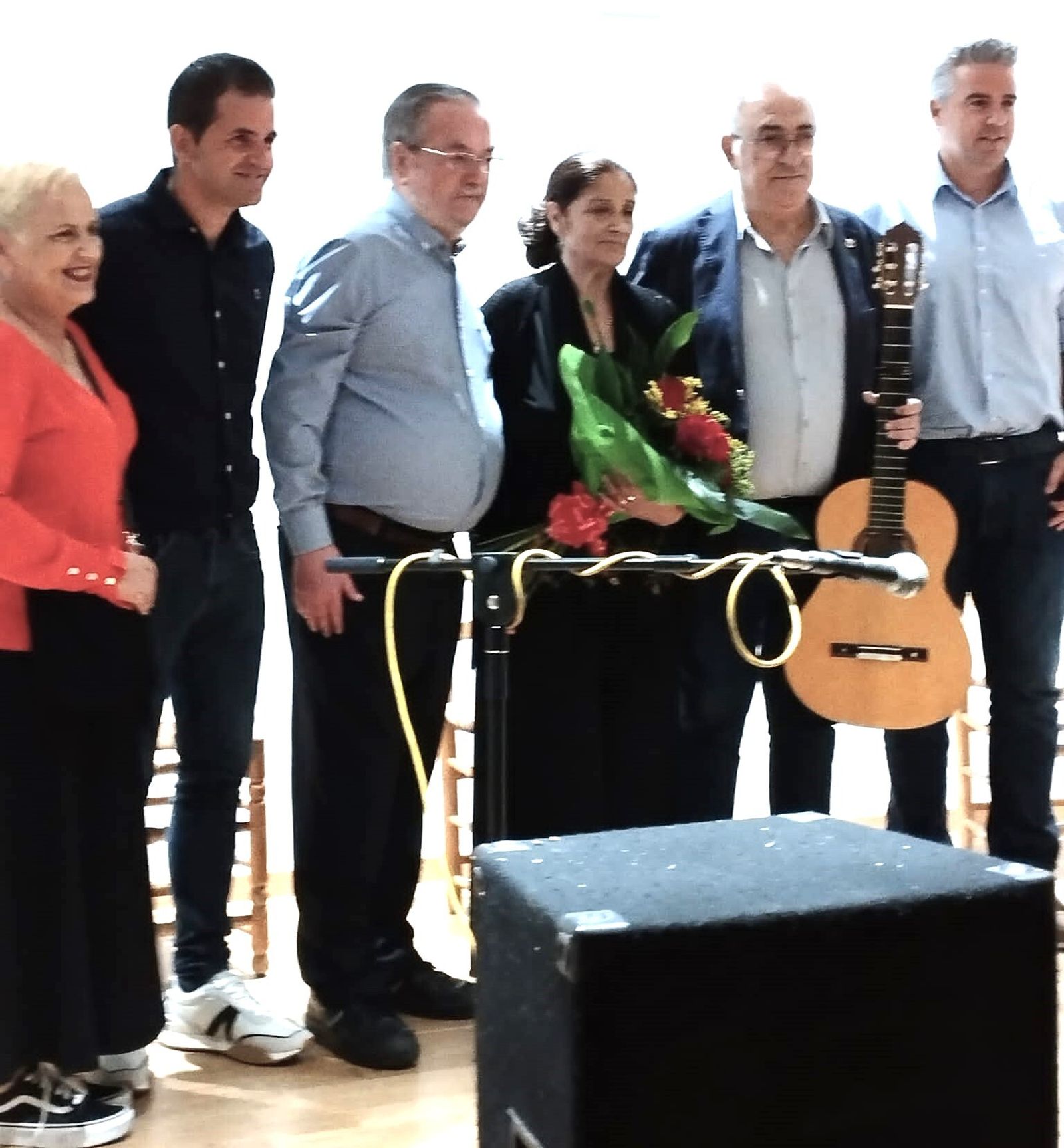 Imagen del homenajeado, los artistas y las autoridades.