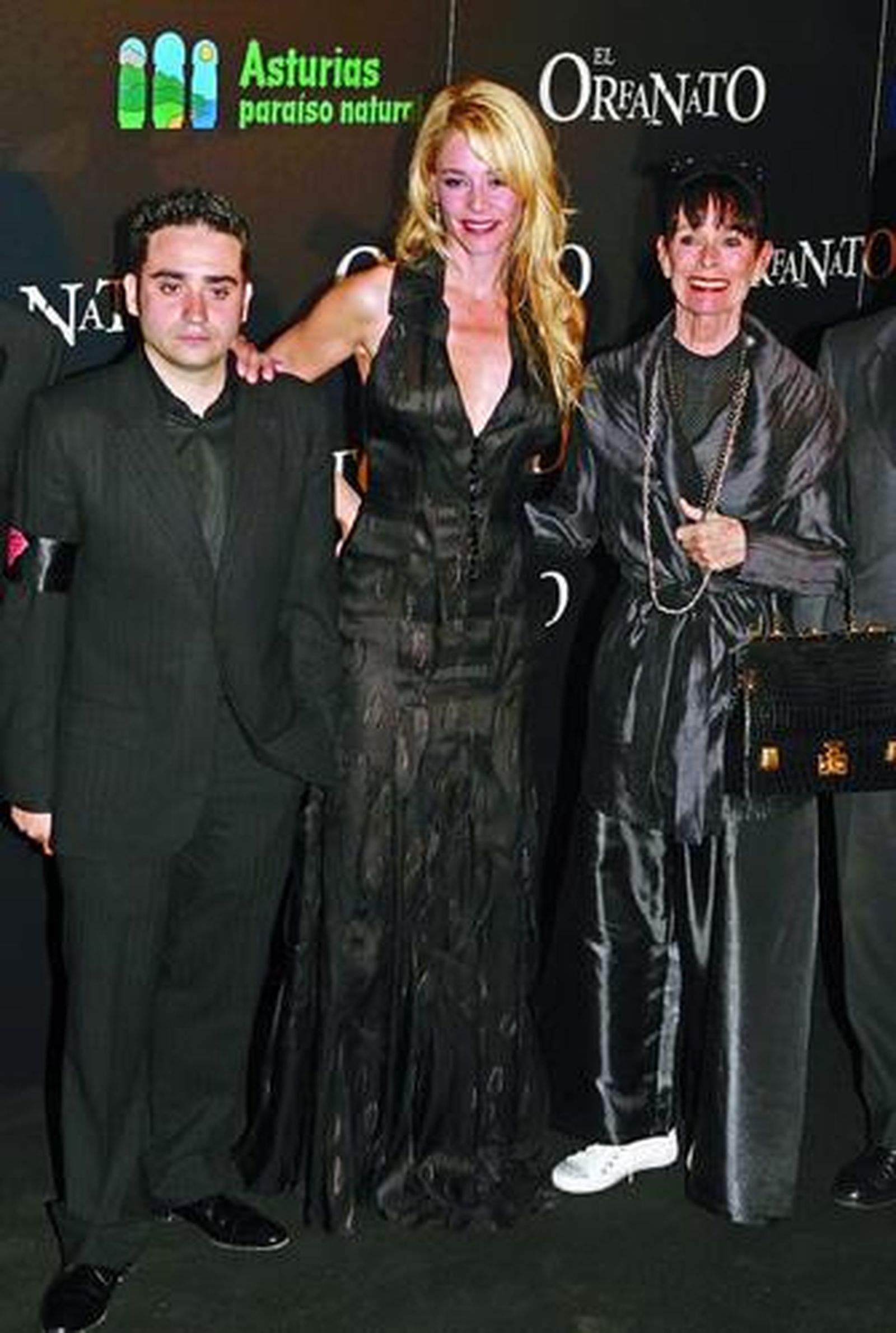 El director J. A. Bayona posa junto a las actrices Belén Rueda y Geraldine Chaplin.