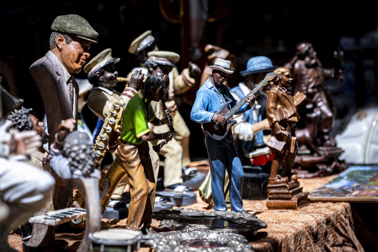 Imágenes del curioso mercadillo de antigüedades en el convento de Santo Domingo en Cádiz
