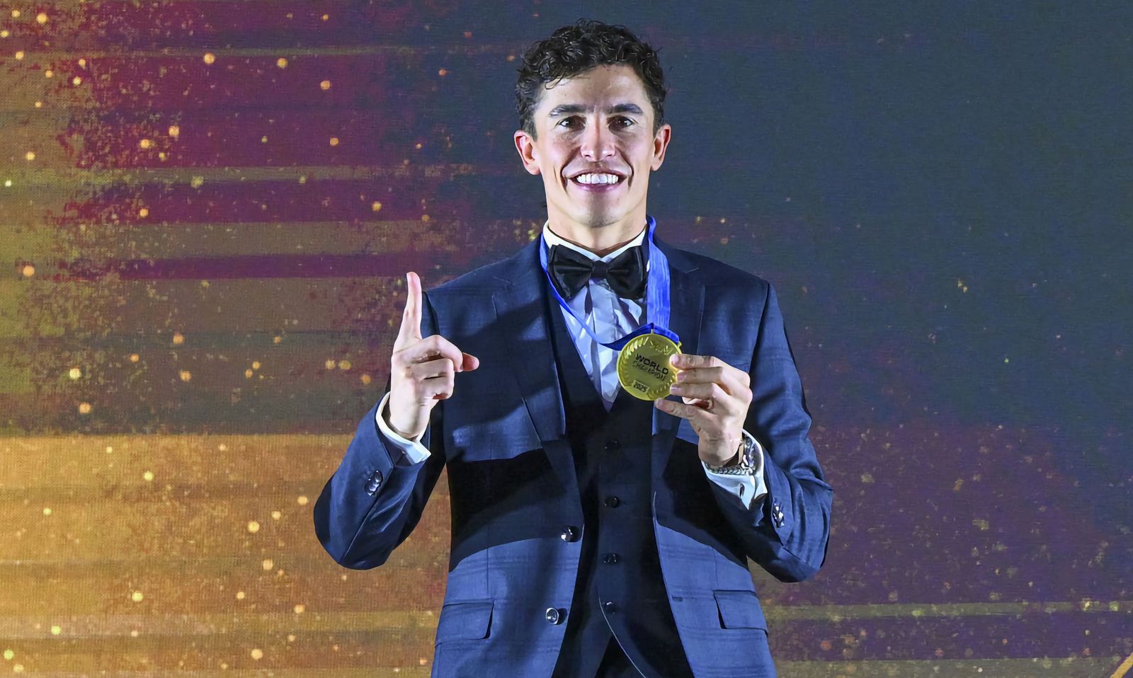 Con sus manos Marc Márquez hizo un guiño en 2025 a los 10 títulos que espera en 2026.