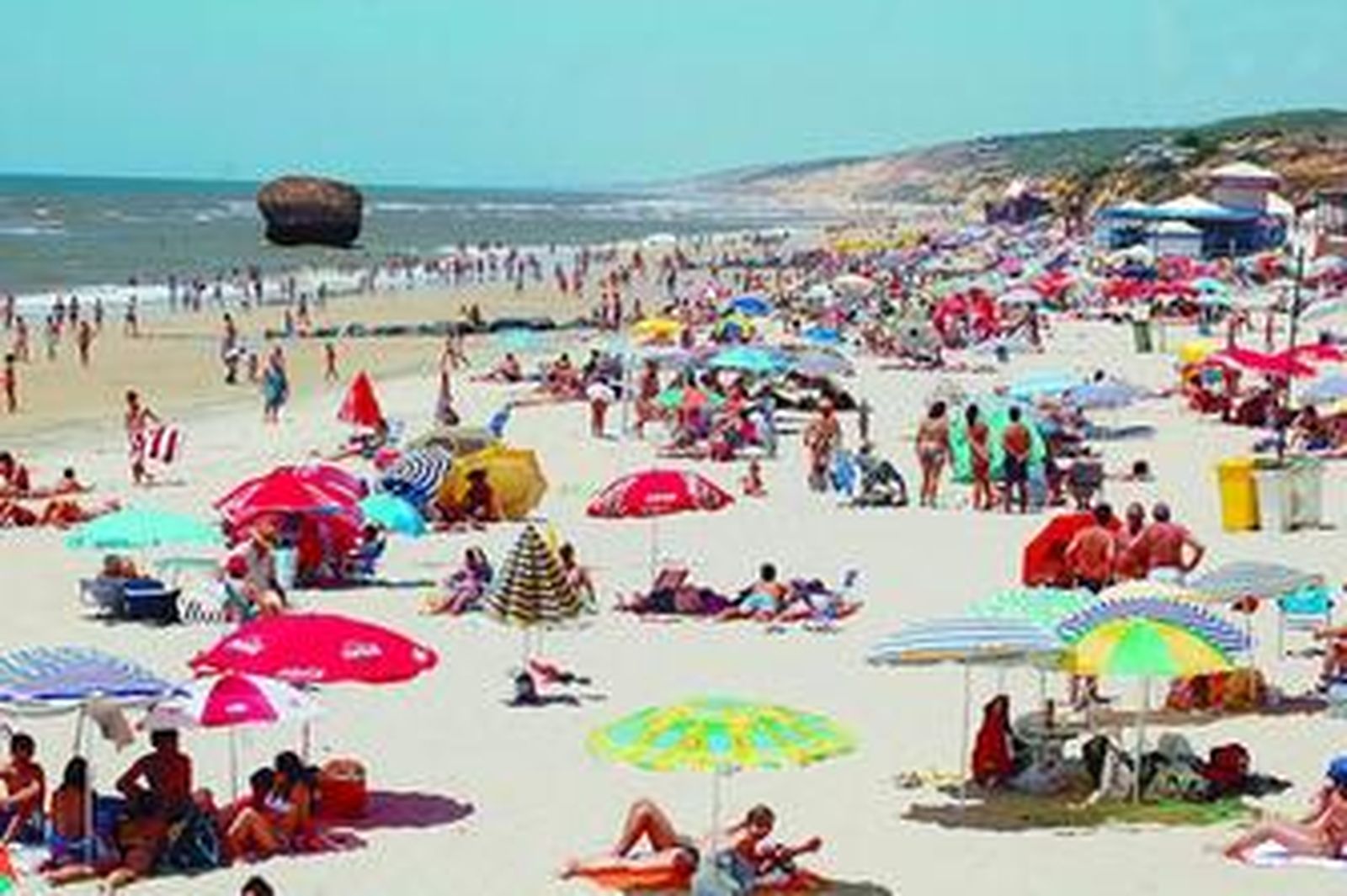 Bañistas, en la playa de Matalascañas.