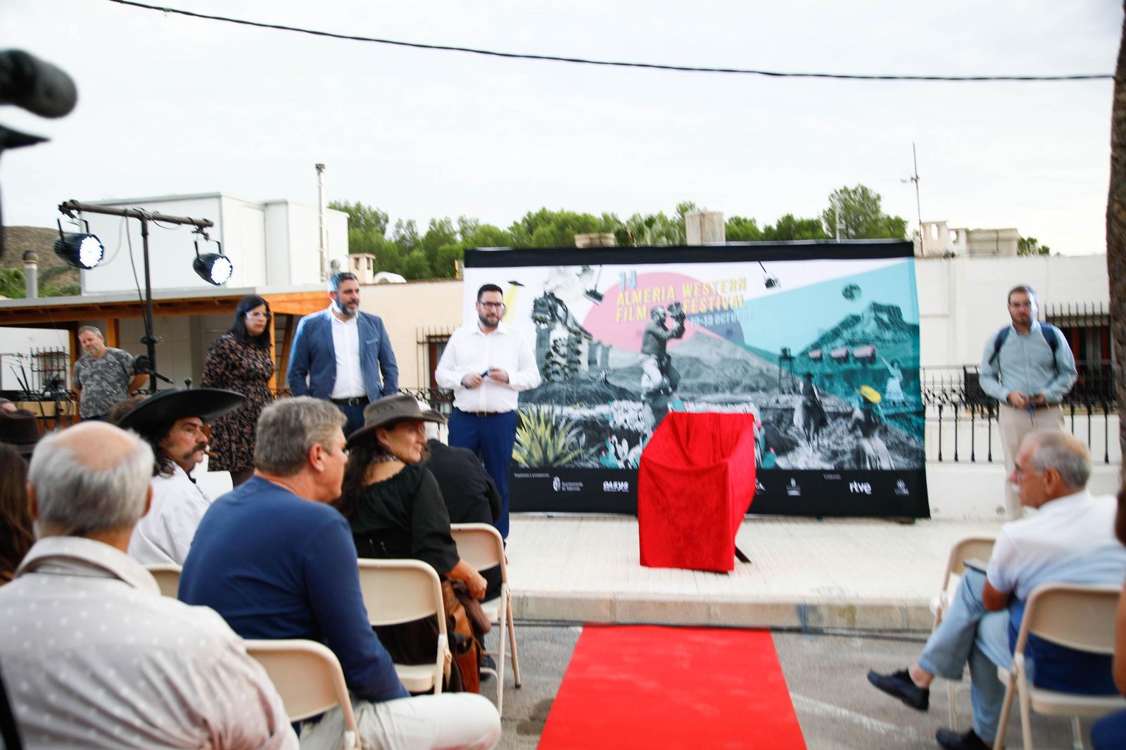 Descubrimiento de la silla del actor Fabio Testi en el Paseo de la Fama de Tabernas, en imágenes