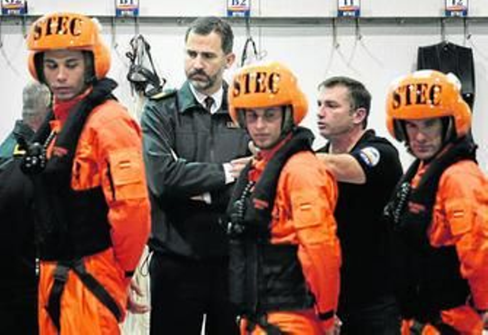Los alumnos que van a realizar el ejercicio en el Centro de Supervivencia pasan por delante del Príncipe antes de entrar en la piscina.