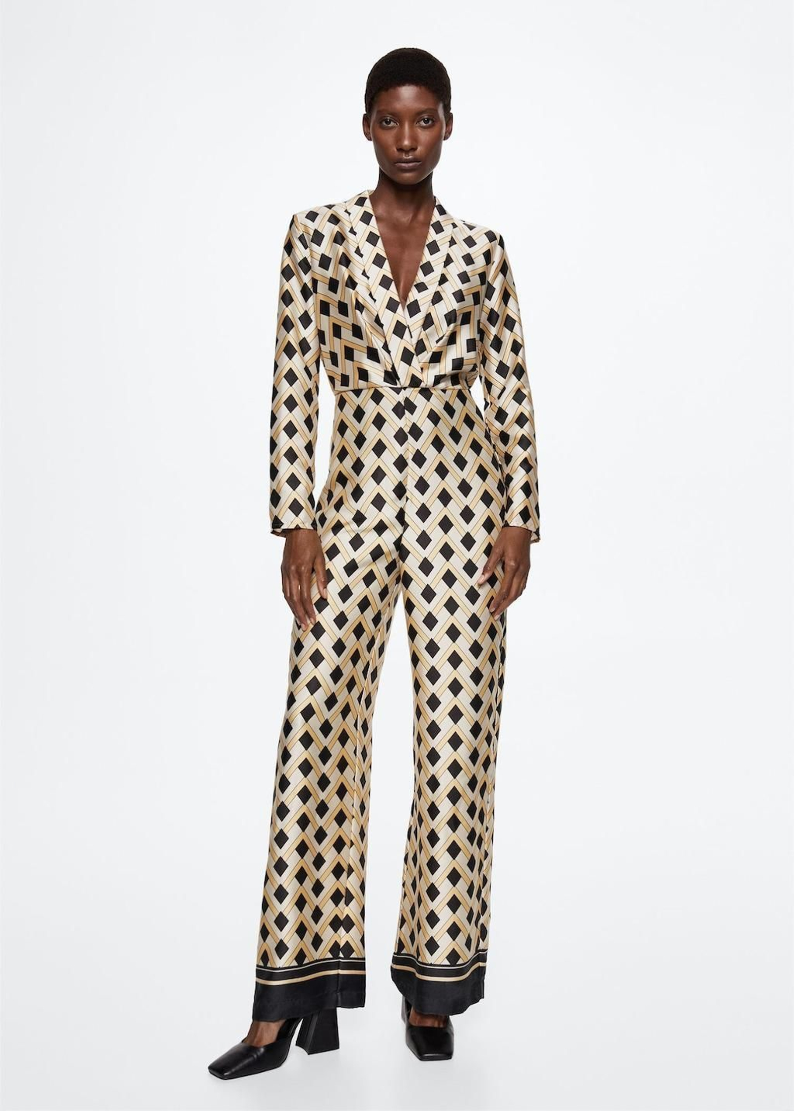 Mono con estampado geométrico de Mango. Mono con estampado geométrico de Mango.