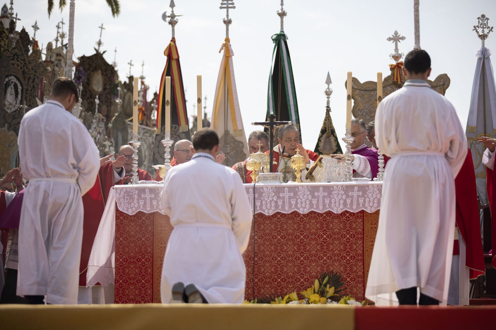El Rocio 2023: Imágenes de la misa Pontifical del Domingo de Pentecostés