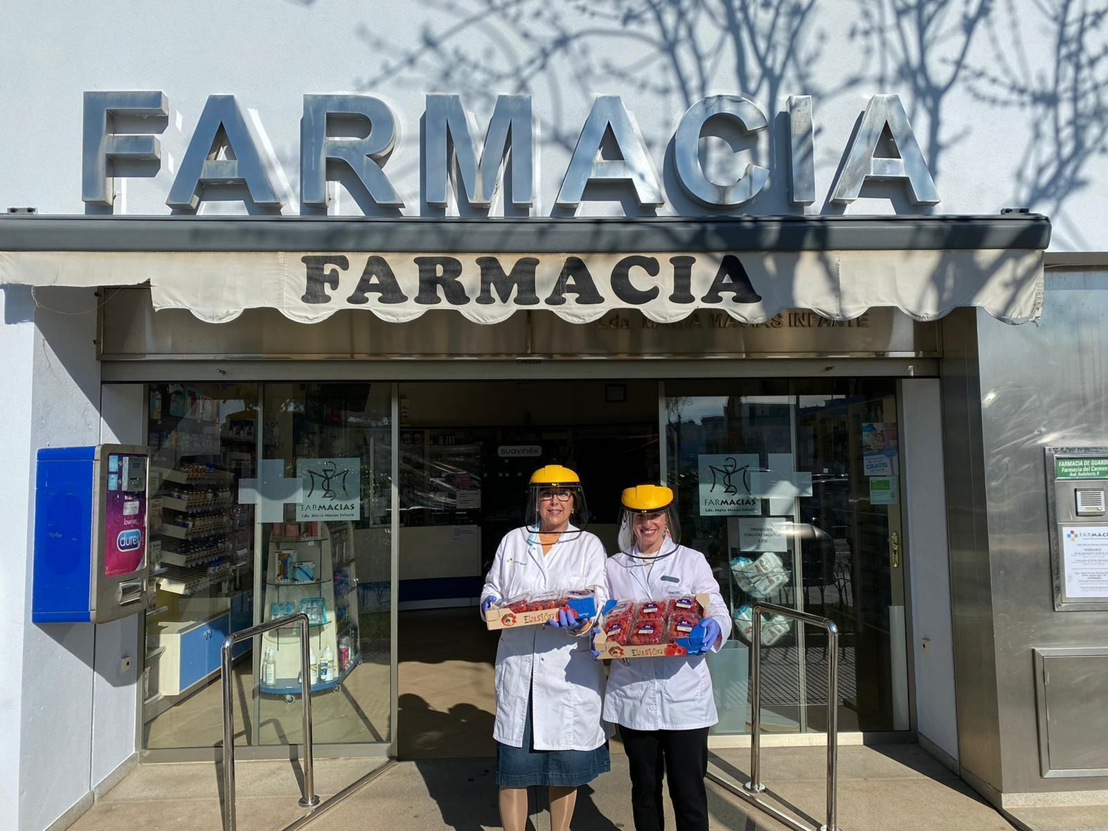 Farmacéuticos recibiendo la donación de Interfresa como medida para luchar contra el Covid-19.