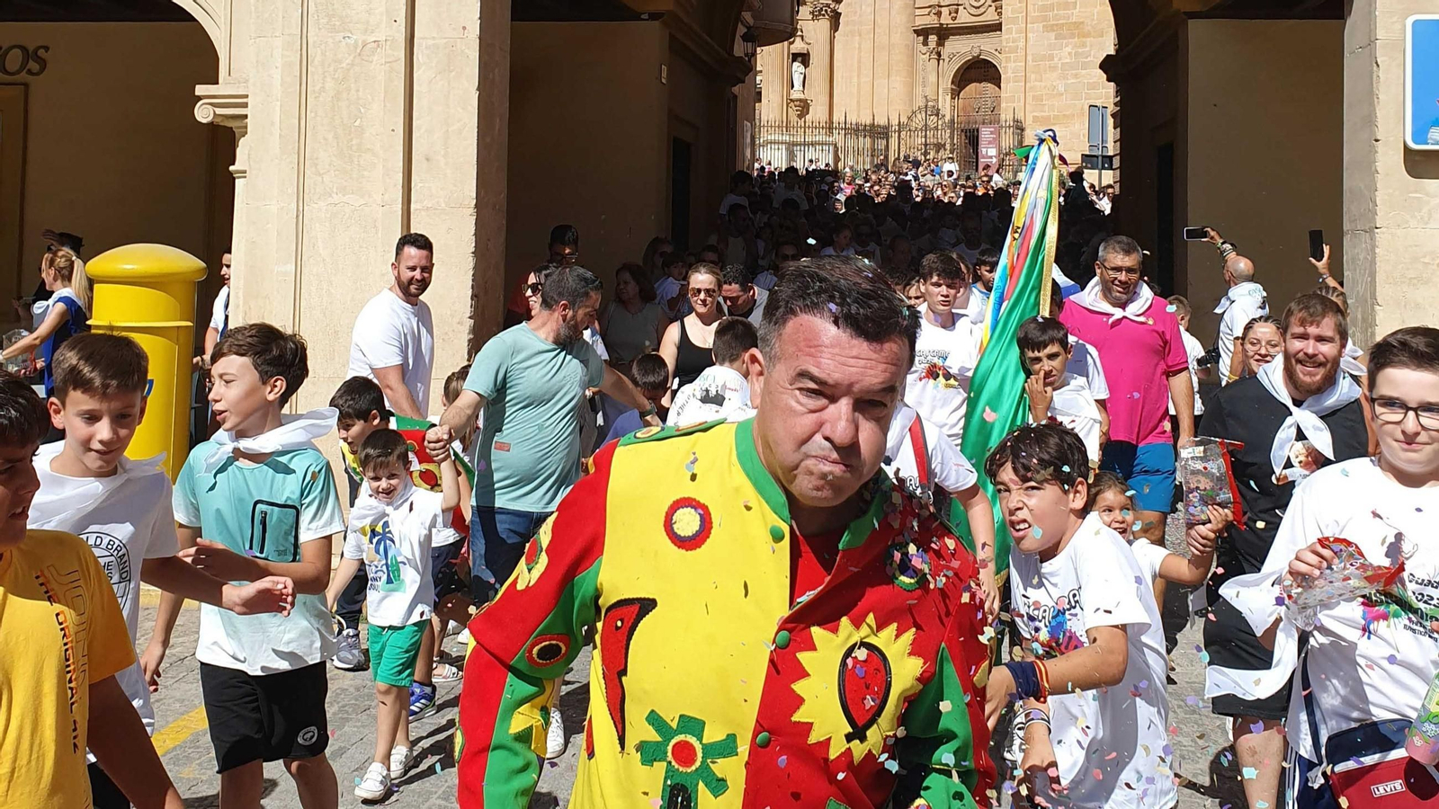 La diversión de los más pequeños ante la llegada a Guadix del Cascamorras Infantil 2024.