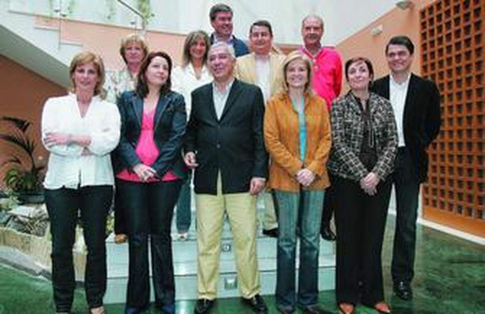 El presidente regional del PP, Javier Arenas, junto a los nuevos cargos del Grupo Popular en el Parlamento de Andalucía.