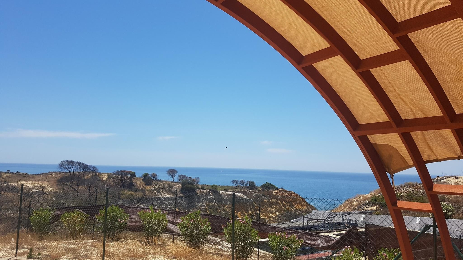 Alójate en un iglú totalmente equipado en el entorno único de Doñana