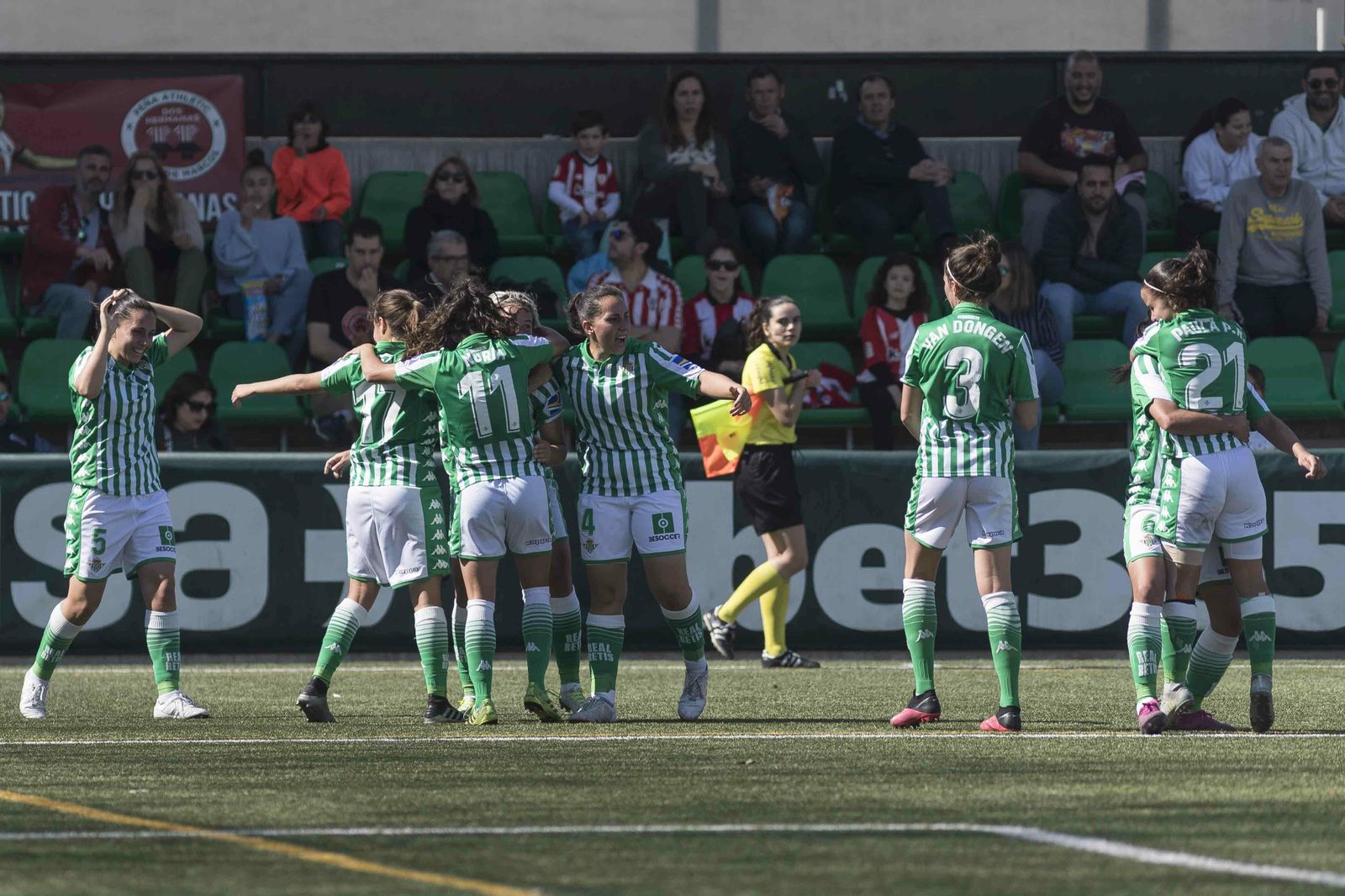 Las jugadoras del Betis Féminas celebran uno de sus dos goles.