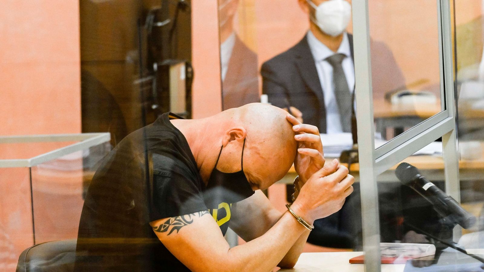 José Manuel G.C, acusado de asesinar de 20 puñaladas a su exesposa, en los juzgados de la Caleta.