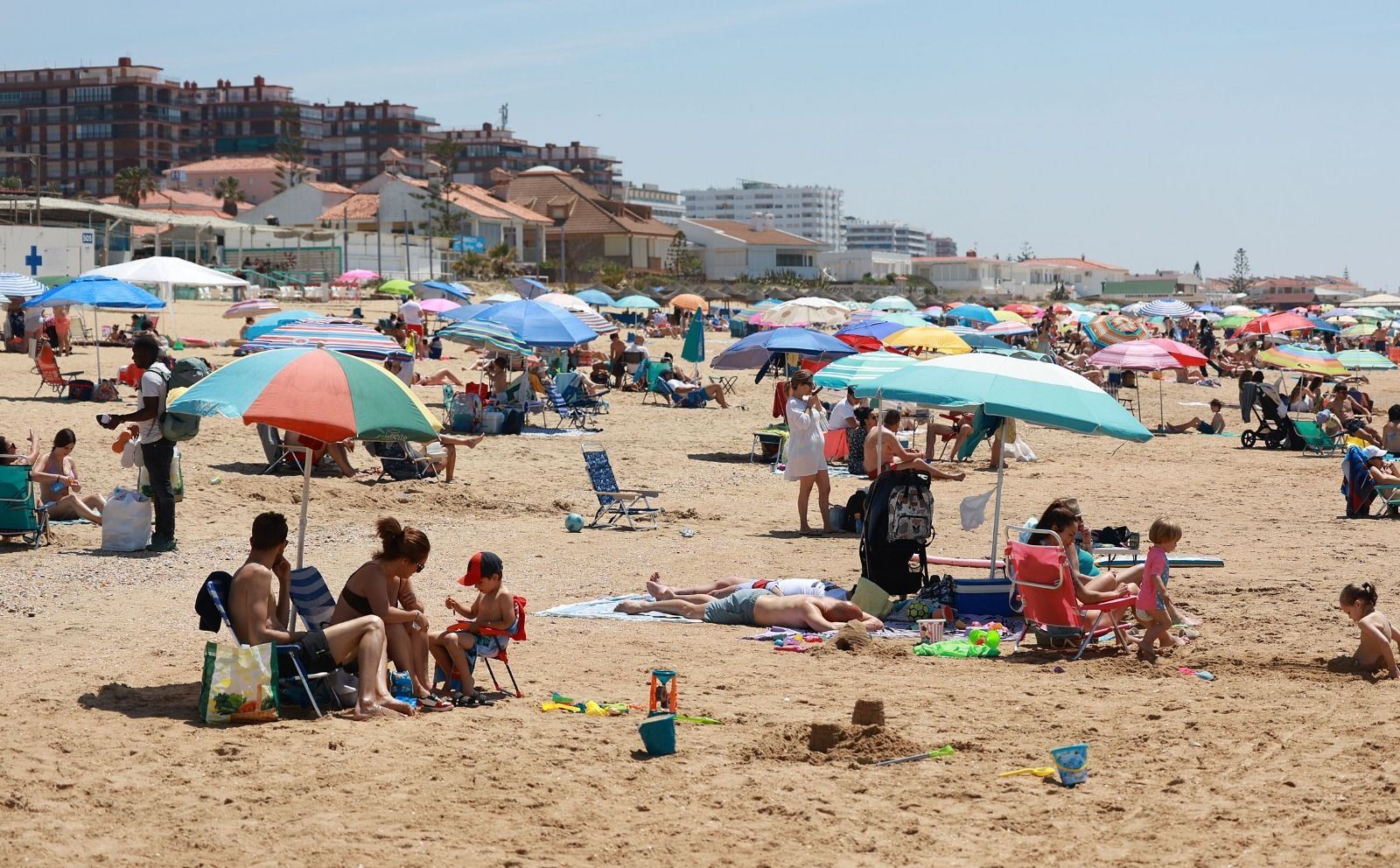 Ambiente en la playa de Punta Umbría este domingo.