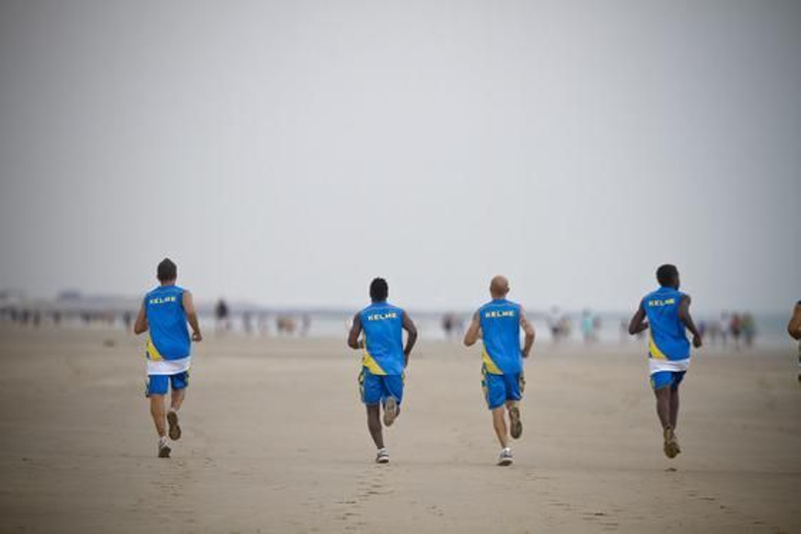 El Cádiz cambia el césped por la arena de la playa para seguir con su preparación para la temporada. 

Foto: Lourdes de Vicente