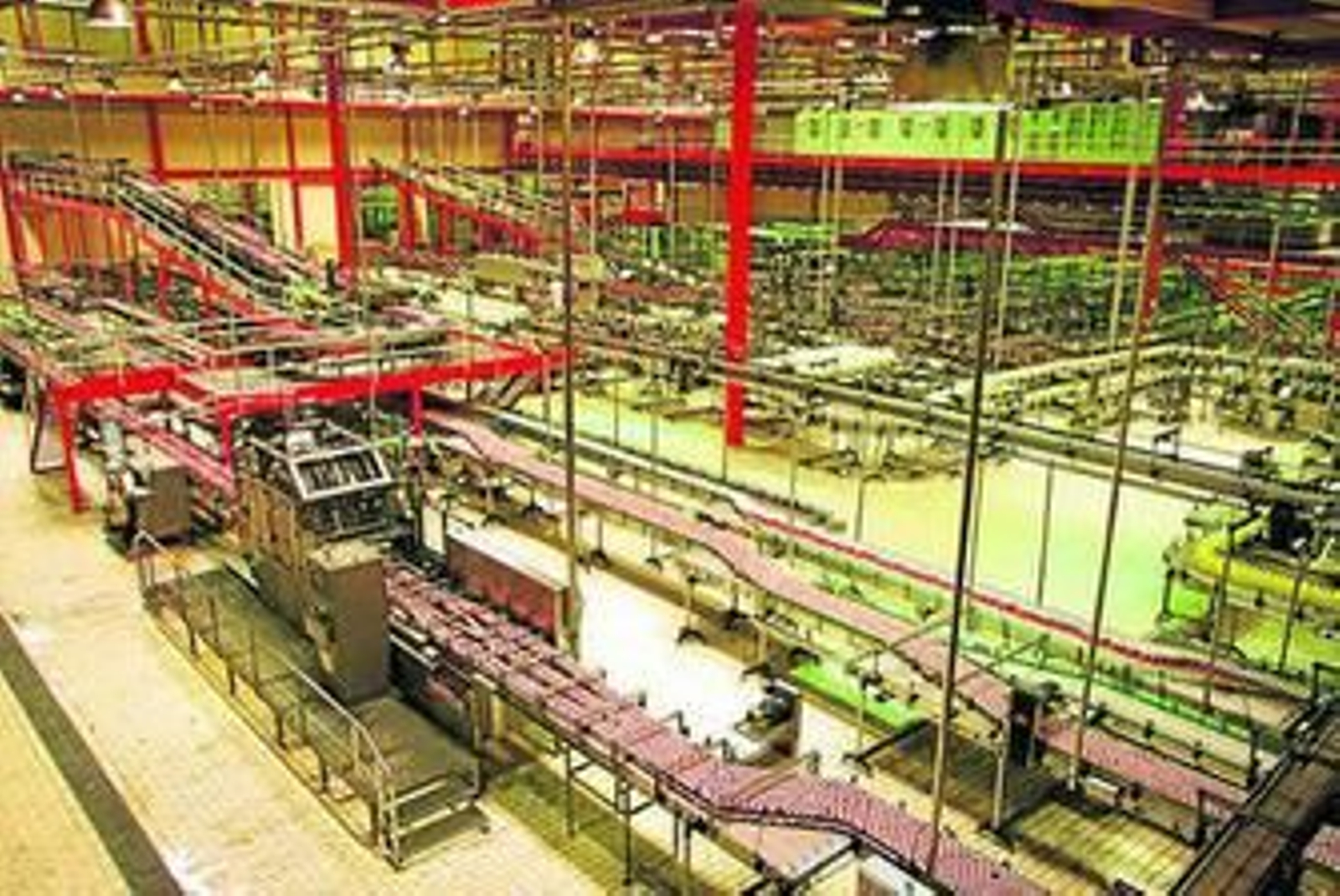 Interior de la planta de Coca-Cola Iberian Partners en Sevilla.