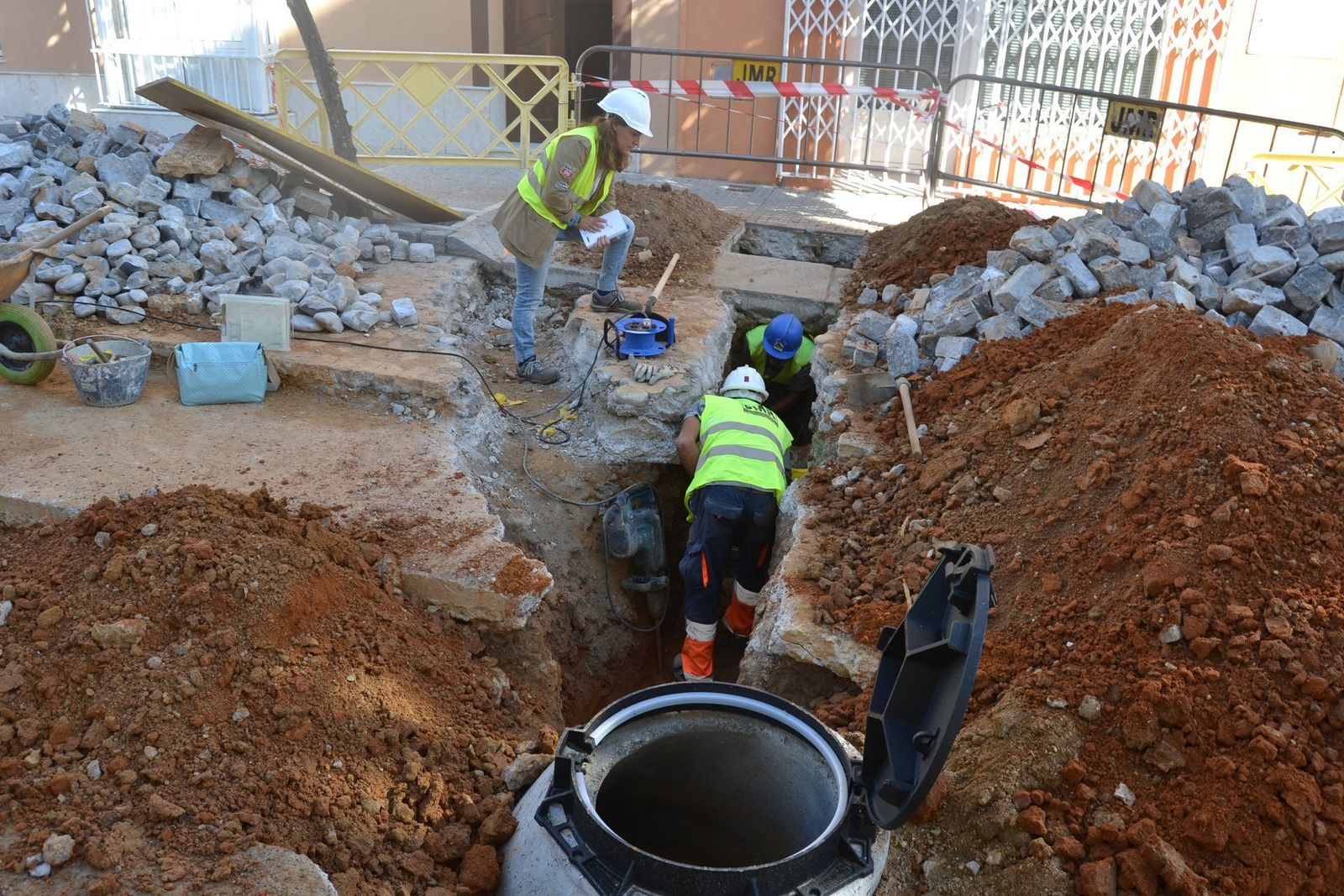 Obras de saneamiento en la calle Escaño, esta mañana.
