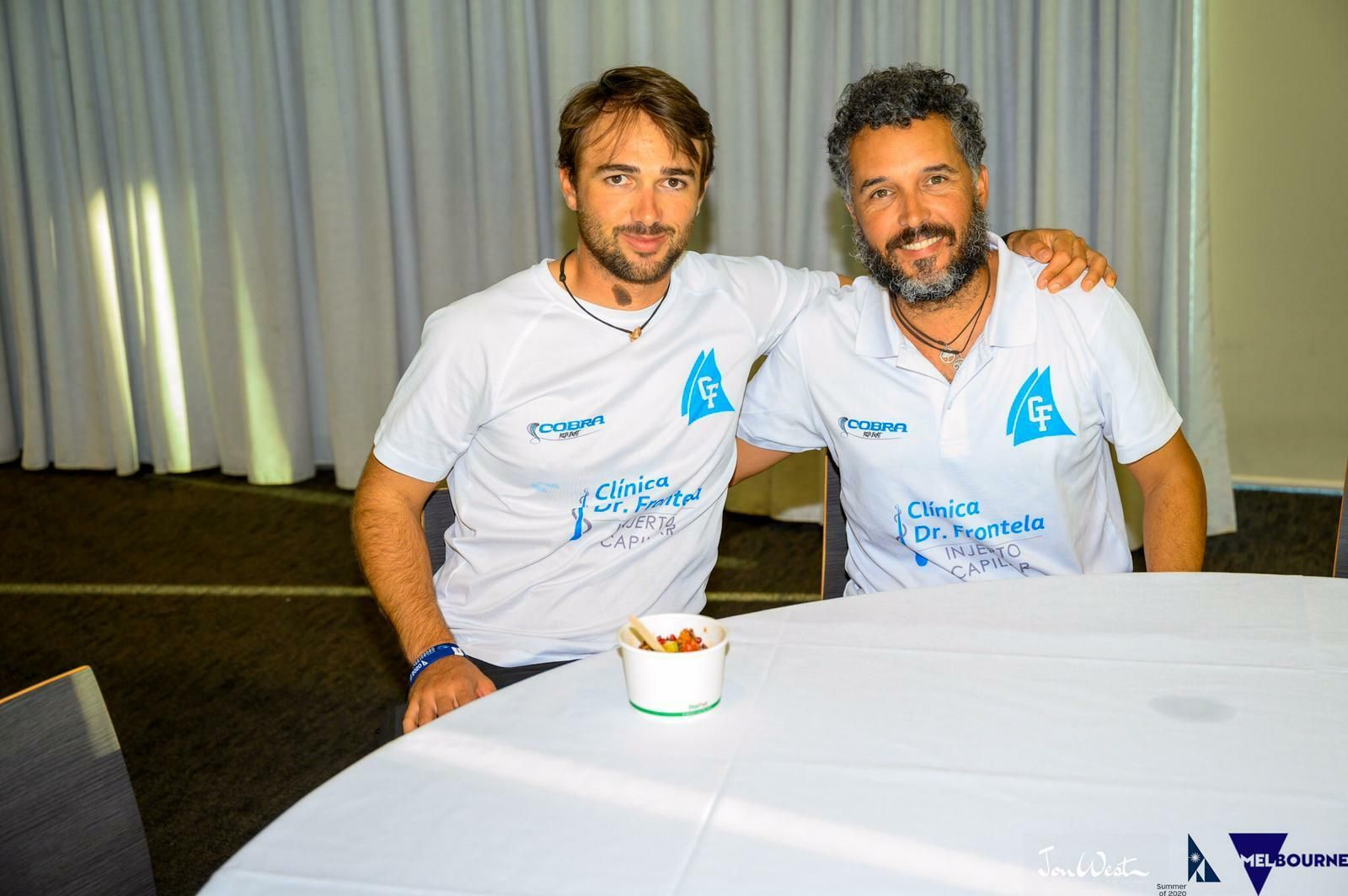 Guillermo Flores -izquierda- y su entrenador, Kike Román