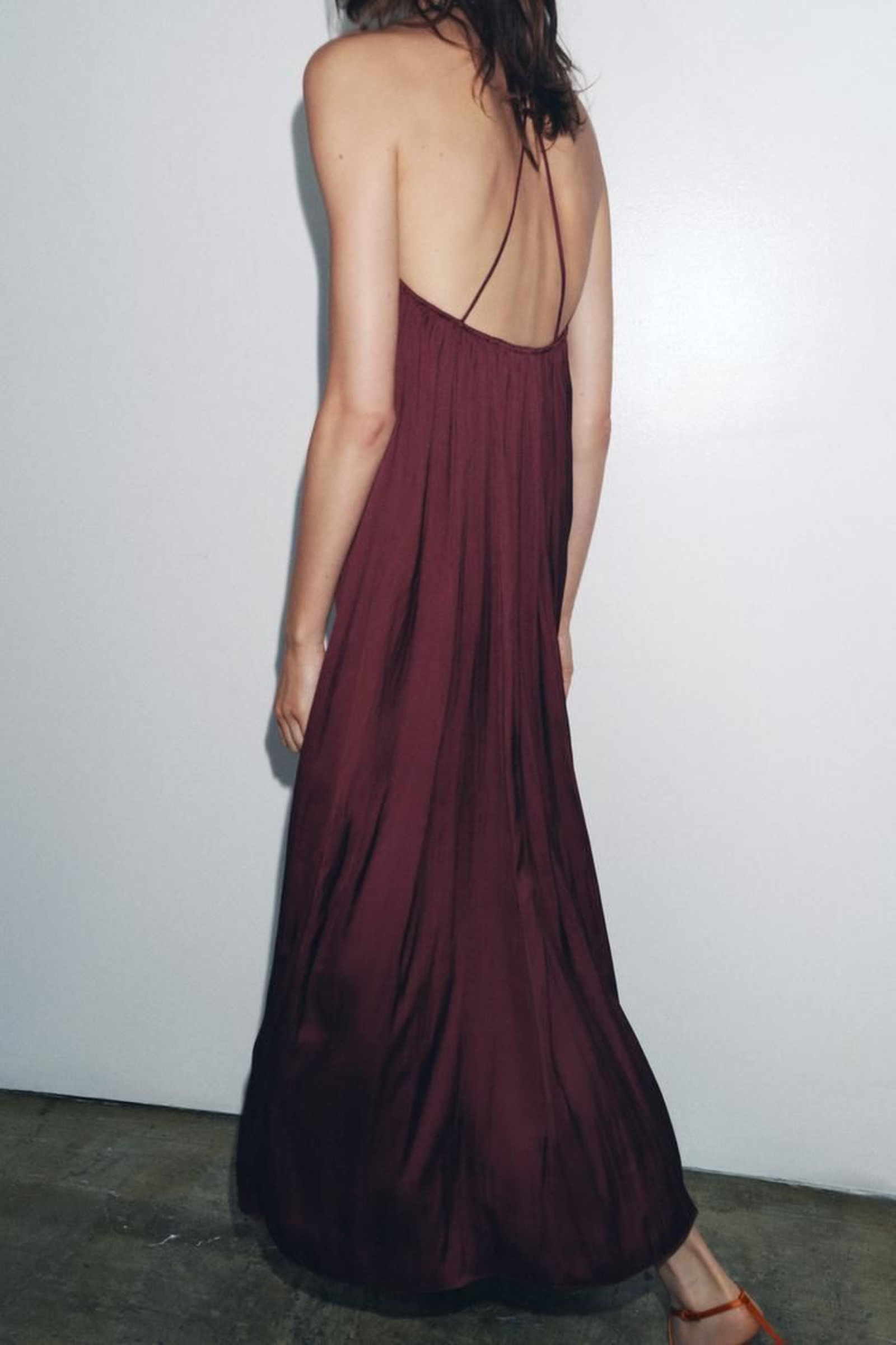 Vestido vaporoso de Zara.