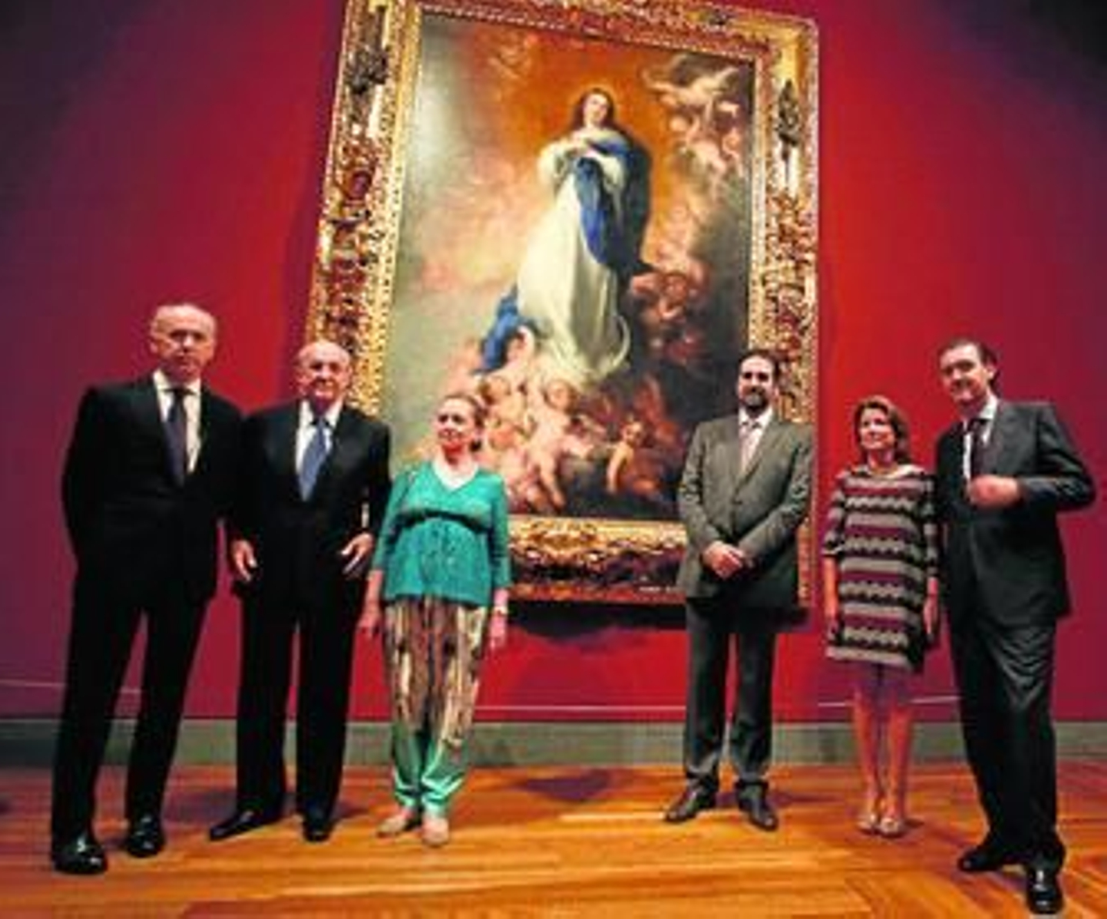 1. Frente a la 'Inmaculada de los Venerables' posan los organizadores de la muestra, Focus-Abengoa, el Prado y la Dulwich Picture Gallery. 2. En primer plano, el monumental lienzo 'El patricio revelando su sueño al Papa Liberio'. 3. Benito Navarrete, director de Patrimonio del ICAS, explica a Mar Sánchez Estrella detalles de 'San Pedro arrepentido', el gran hallazgo de este proyecto expositivo que ha sido descubierto en una colección inglesa. 4. Delicioso 'San Juanito con el cordero', procedente de los fondos de la National Gallery de Londres. 5 y 6. El retrato de Justino de Neve y el autorretrato de Murillo, pintado entre 1668 y 1670, dan la bienvenida al visitante en las salas temporales. 1. Frente a la 'Inmaculada de los Venerables' posan los organizadores de la muestra, Focus-Abengoa, el Prado y la Dulwich Picture Gallery. 2. En primer plano, el monumental lienzo 'El patricio revelando su sueño al Papa Liberio'. 3. Benito Navarrete, director de Patrimonio del ICAS, explica a Mar Sánchez Estrella detalles de 'San Pedro arrepentido', el gran hallazgo de este proyecto expositivo que ha sido descubierto en una colección inglesa. 4. Delicioso 'San Juanito con el cordero', procedente de los fondos de la National Gallery de Londres. 5 y 6. El retrato de Justino de Neve y el autorretrato de Murillo, pintado entre 1668 y 1670, dan la bienvenida al visitante en las salas temporales.