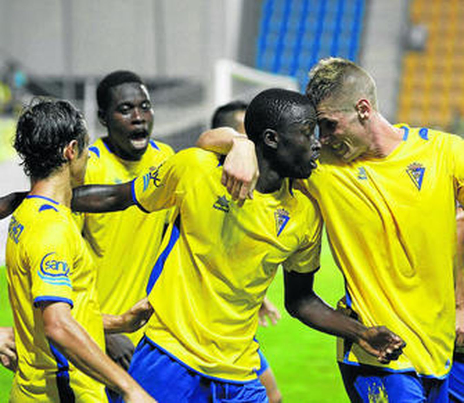 Fall es felicitado por sus compañeros tras conseguir el primer tanto del Cádiz en el derbi contra la Balona.