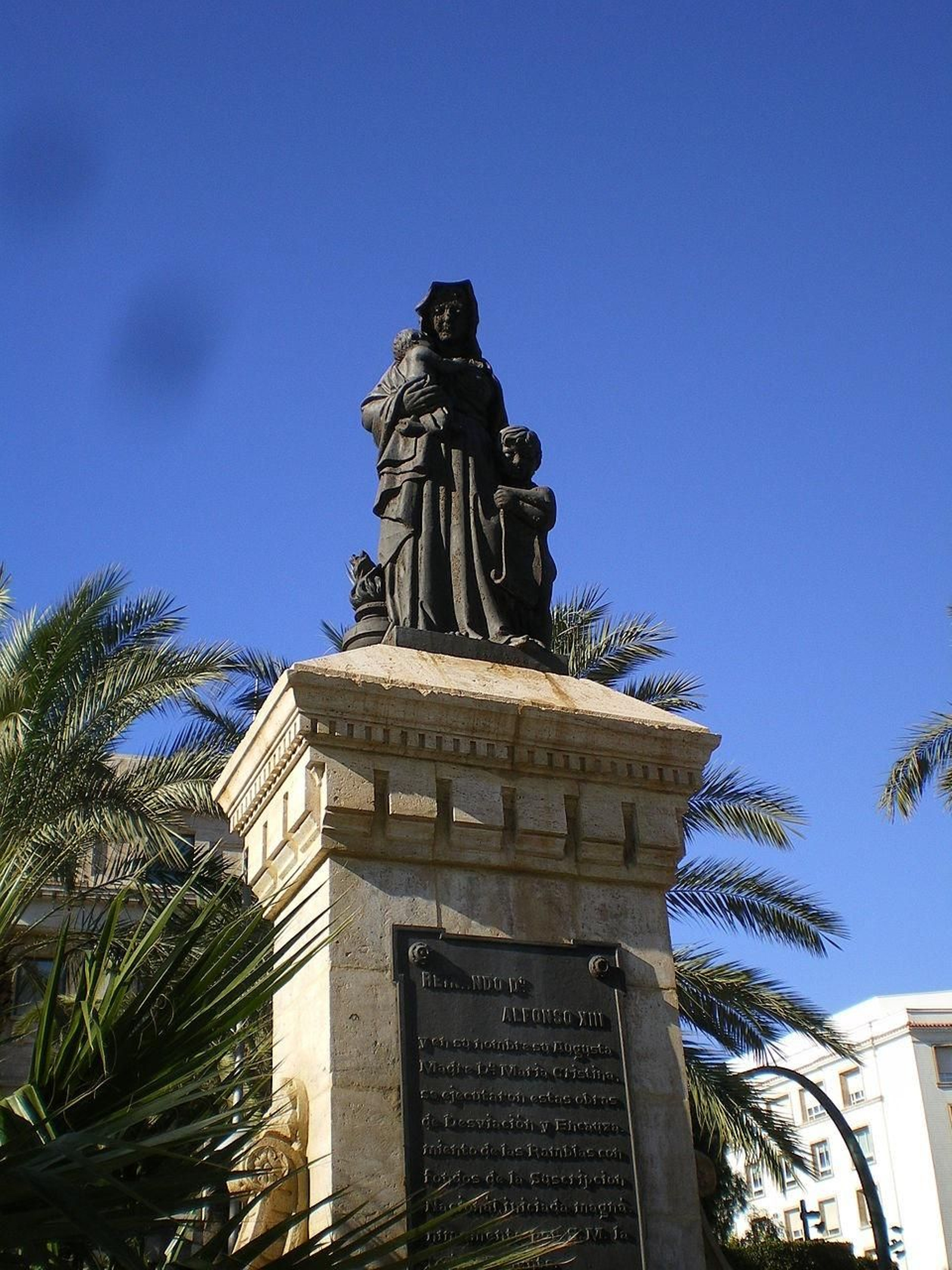Estatua de la Caridad, la más antigua de Almería.